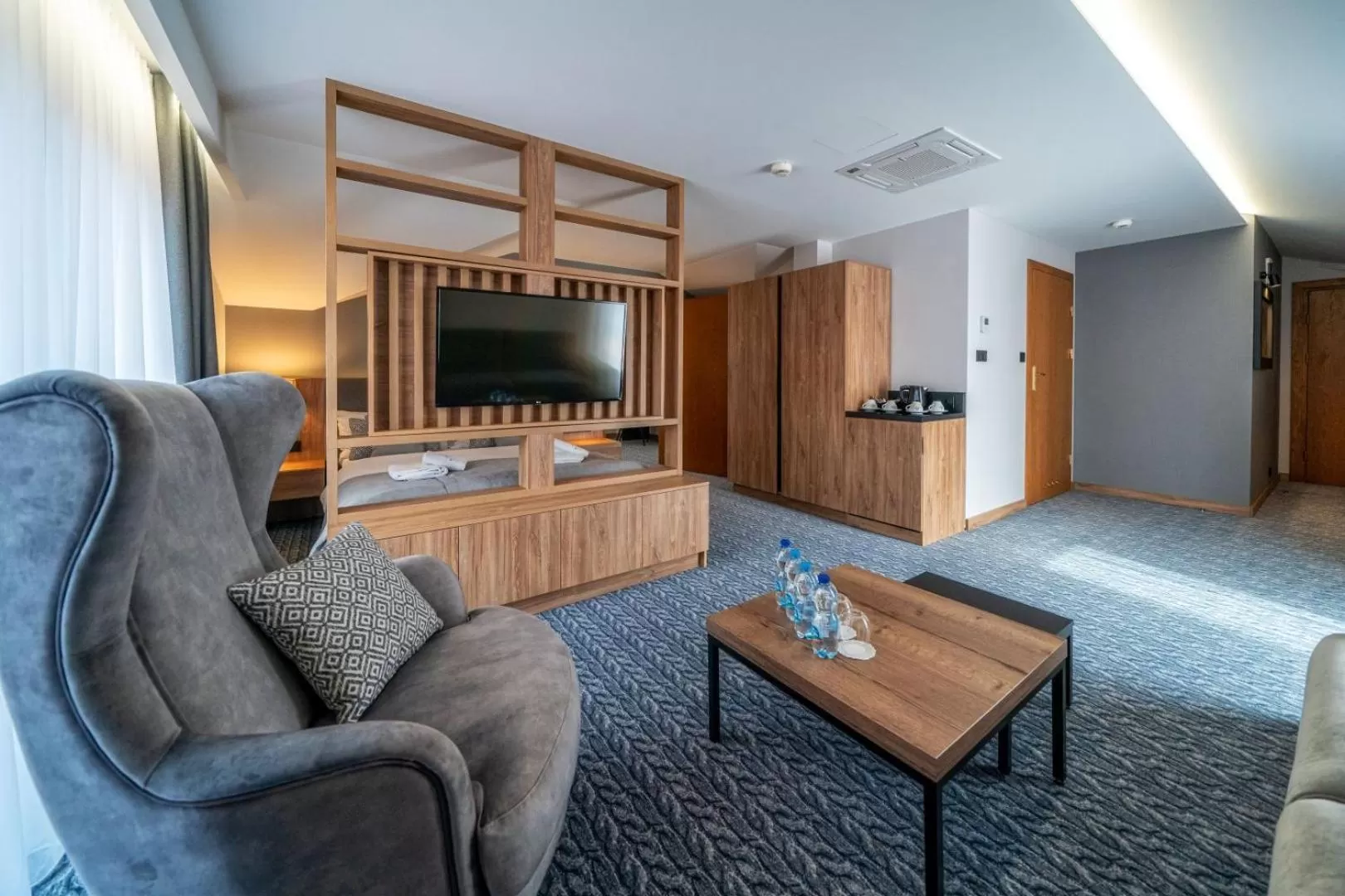 Communal lounge/ TV room in Hotel META Resort & Vine SPA