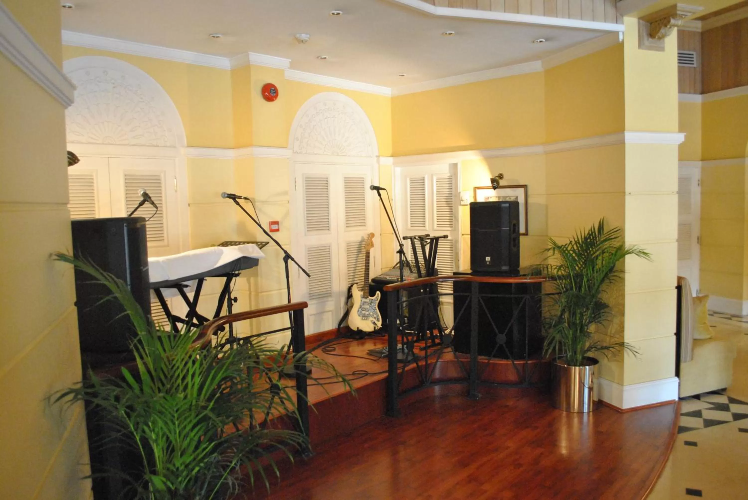 Nightclub / DJ in Chelsea Plaza Hotel