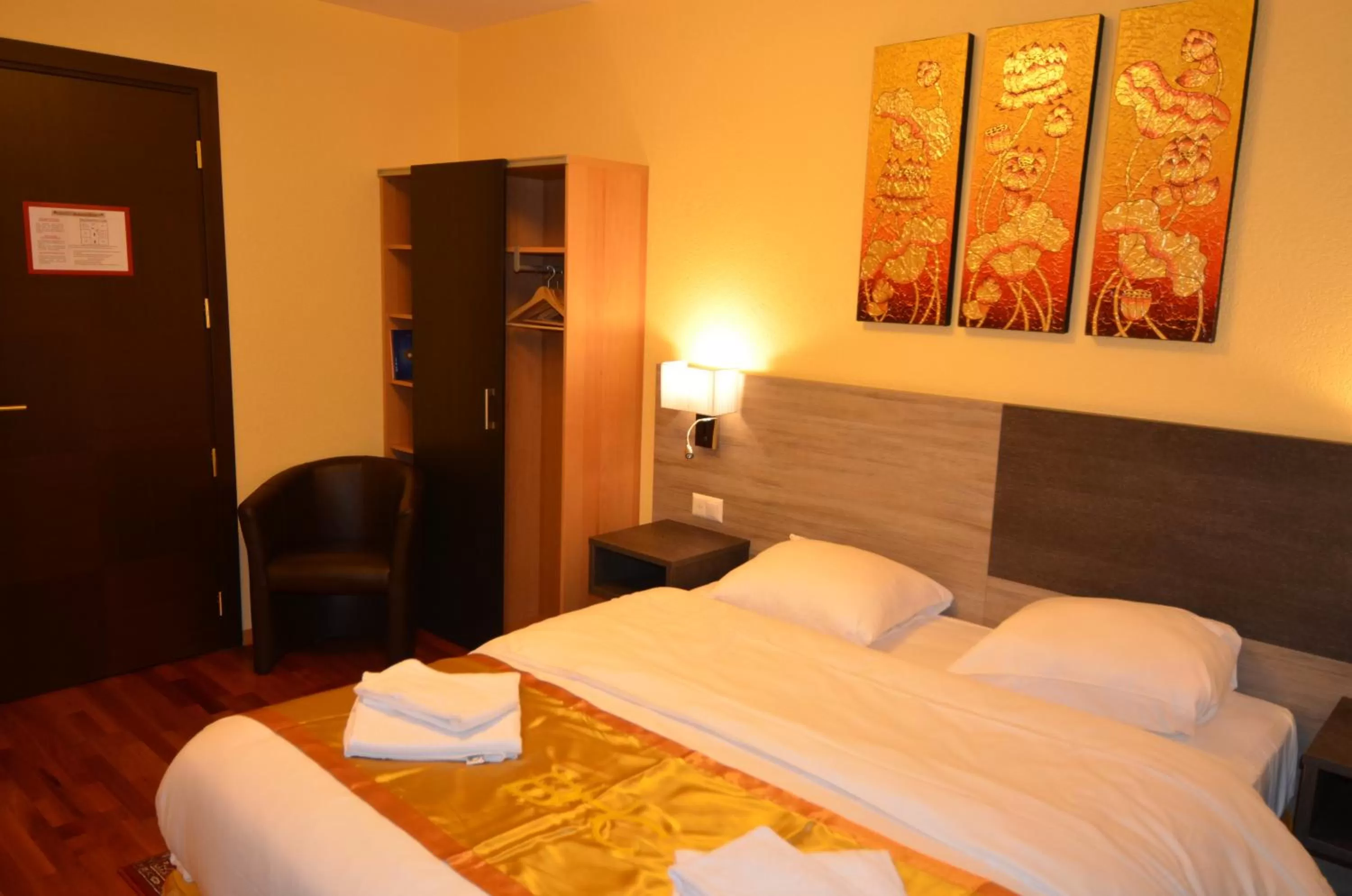 Photo of the whole room, Bed in Beausite