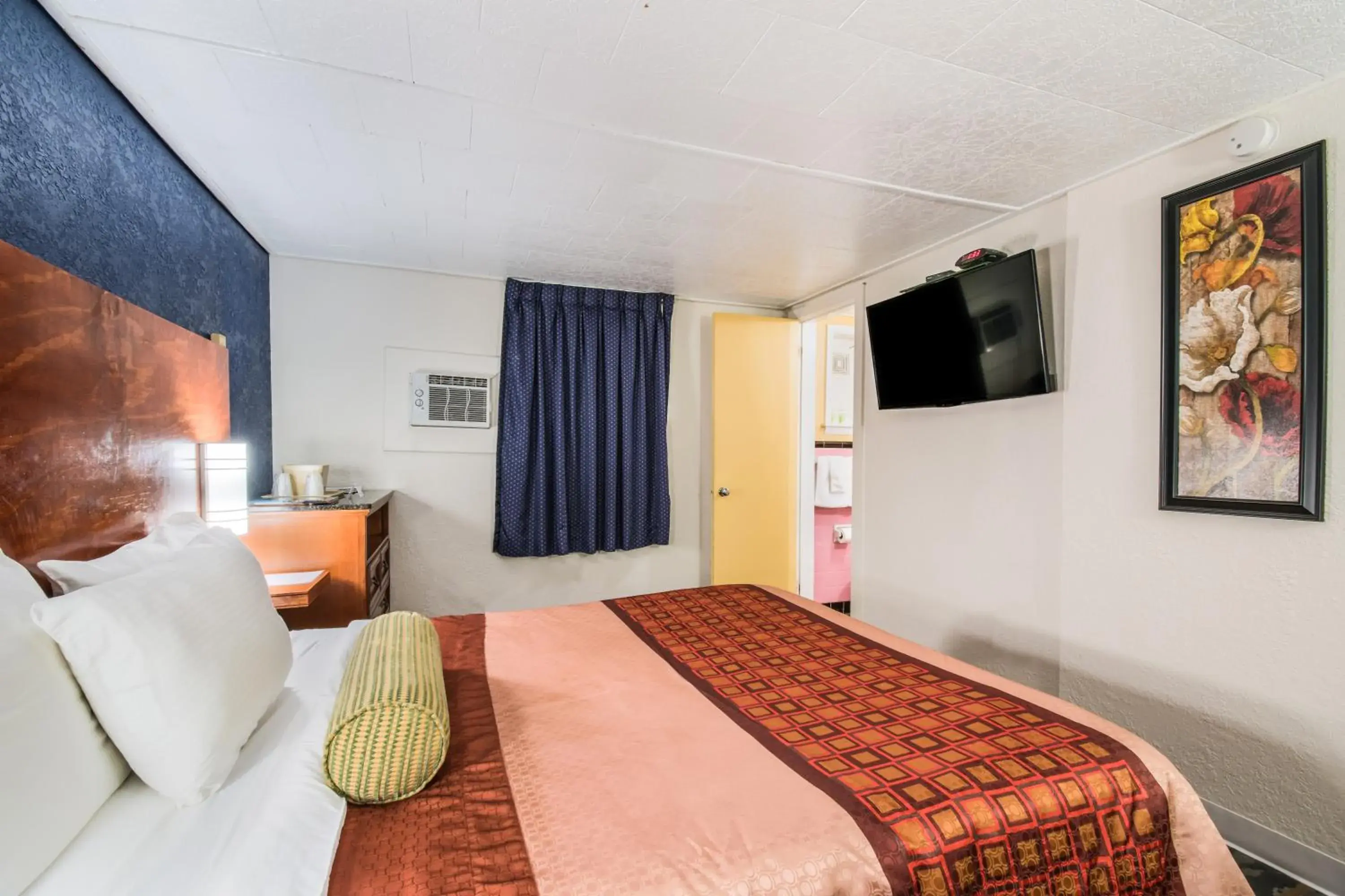 Queen Room in Highland Inn New Cumberland Queen Room in Highland Inn New Cumberland