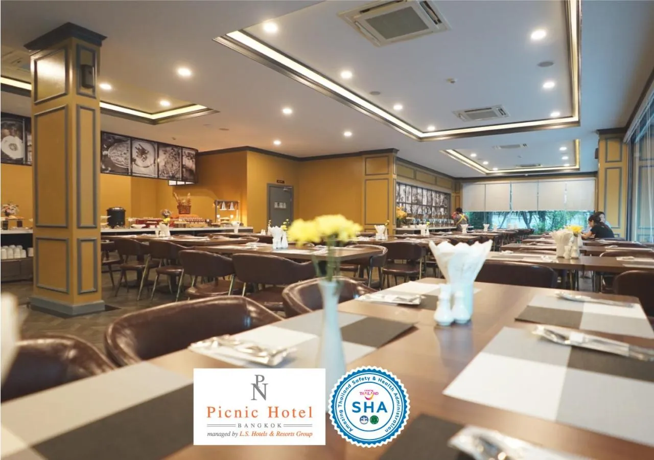 Restaurant/places to eat in Picnic Hotel Bangkok - Rang Nam