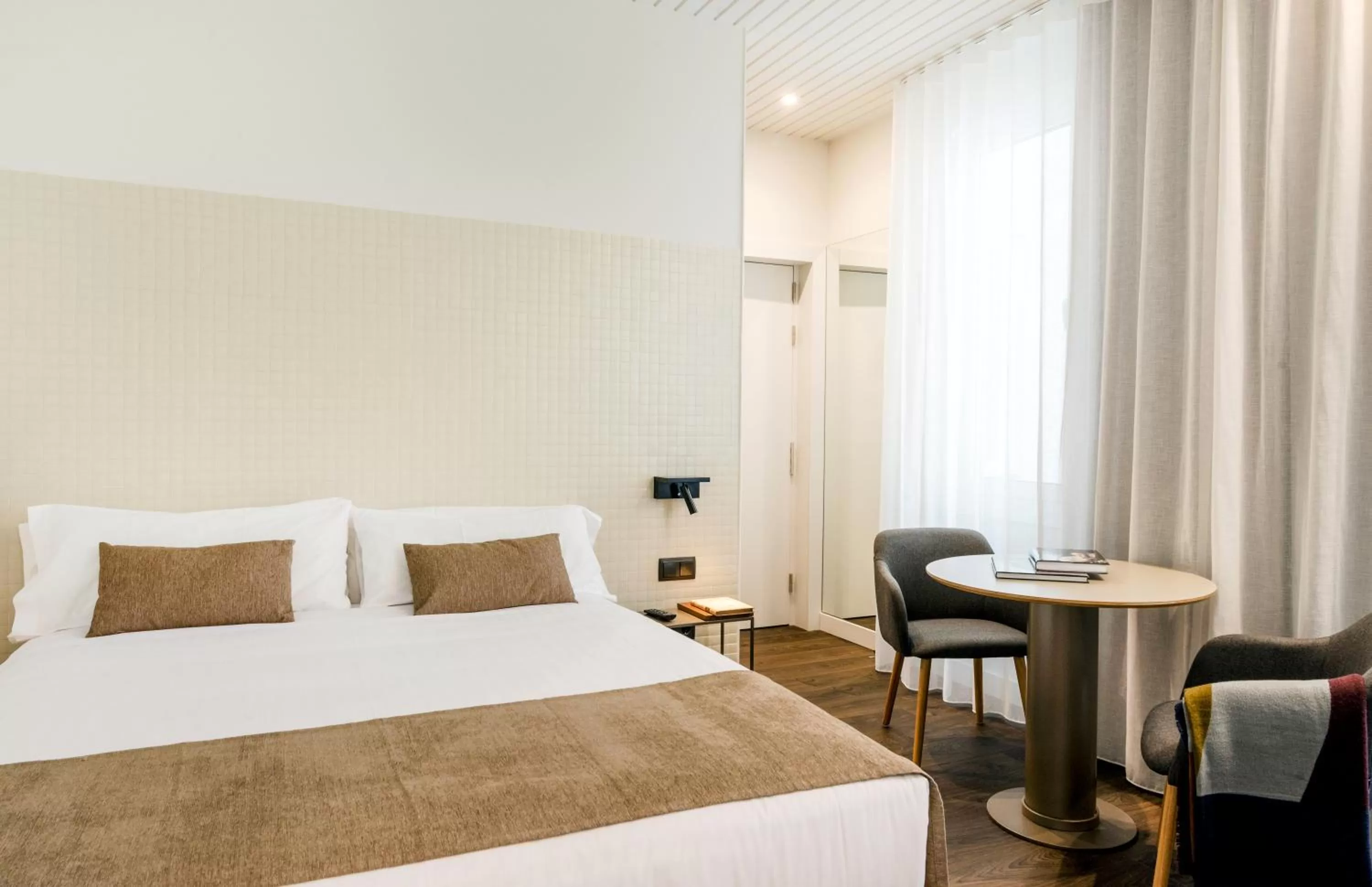 Photo of the whole room, Bed in Peninsular