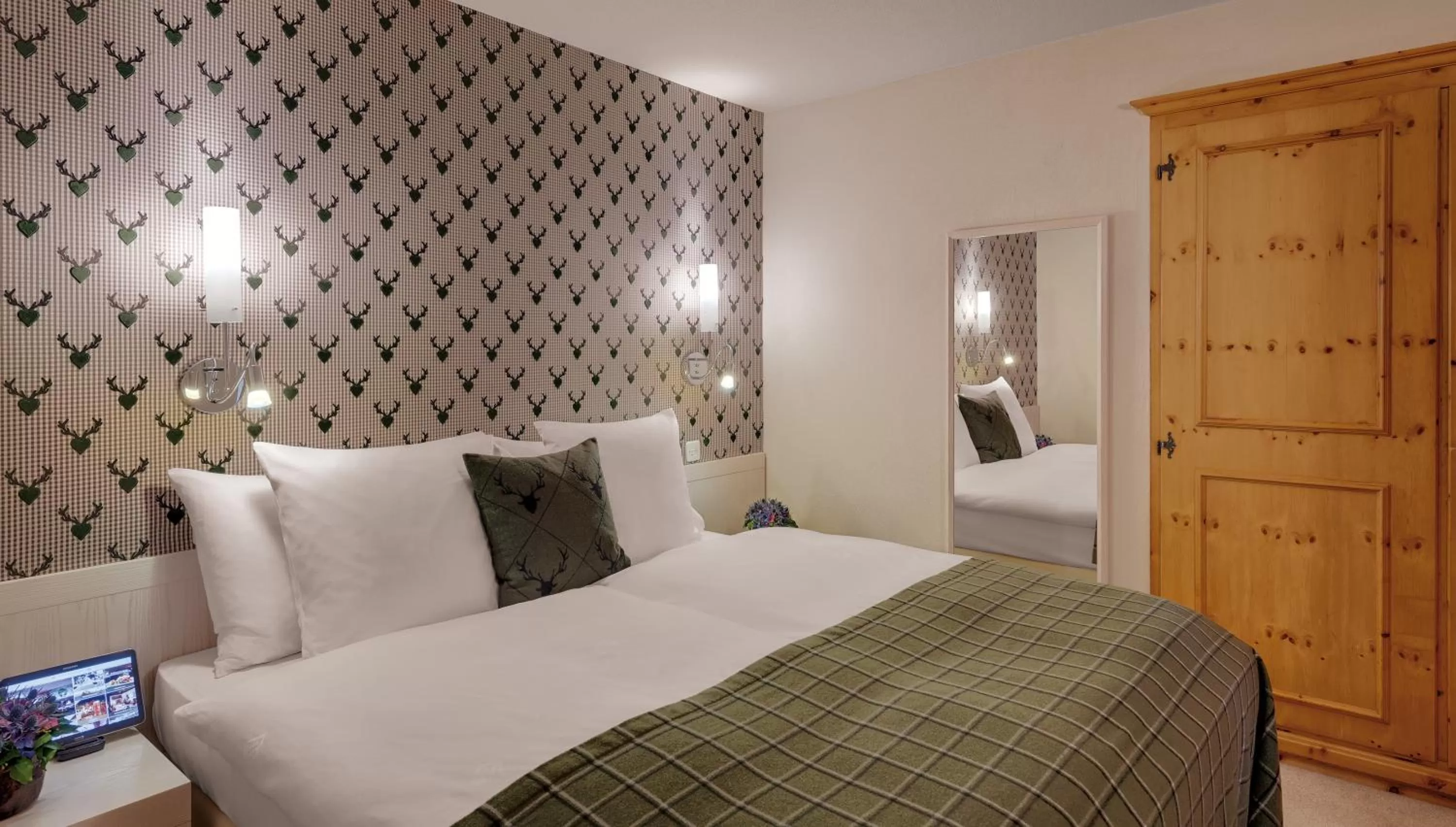 Photo of the whole room, Bed in Morosani Posthotel