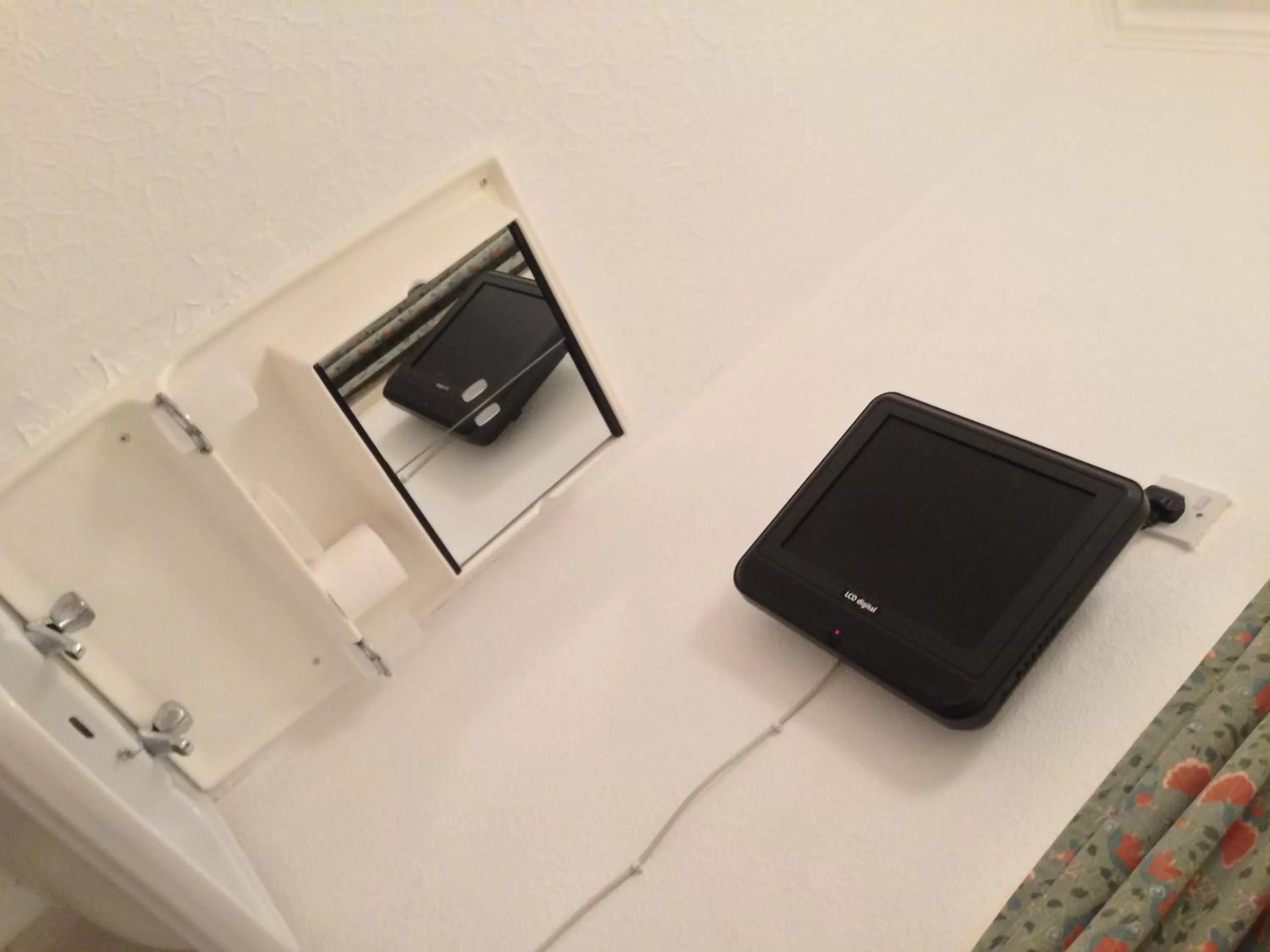 TV and multimedia in Wilsons Hotel - Blackpool Tower View