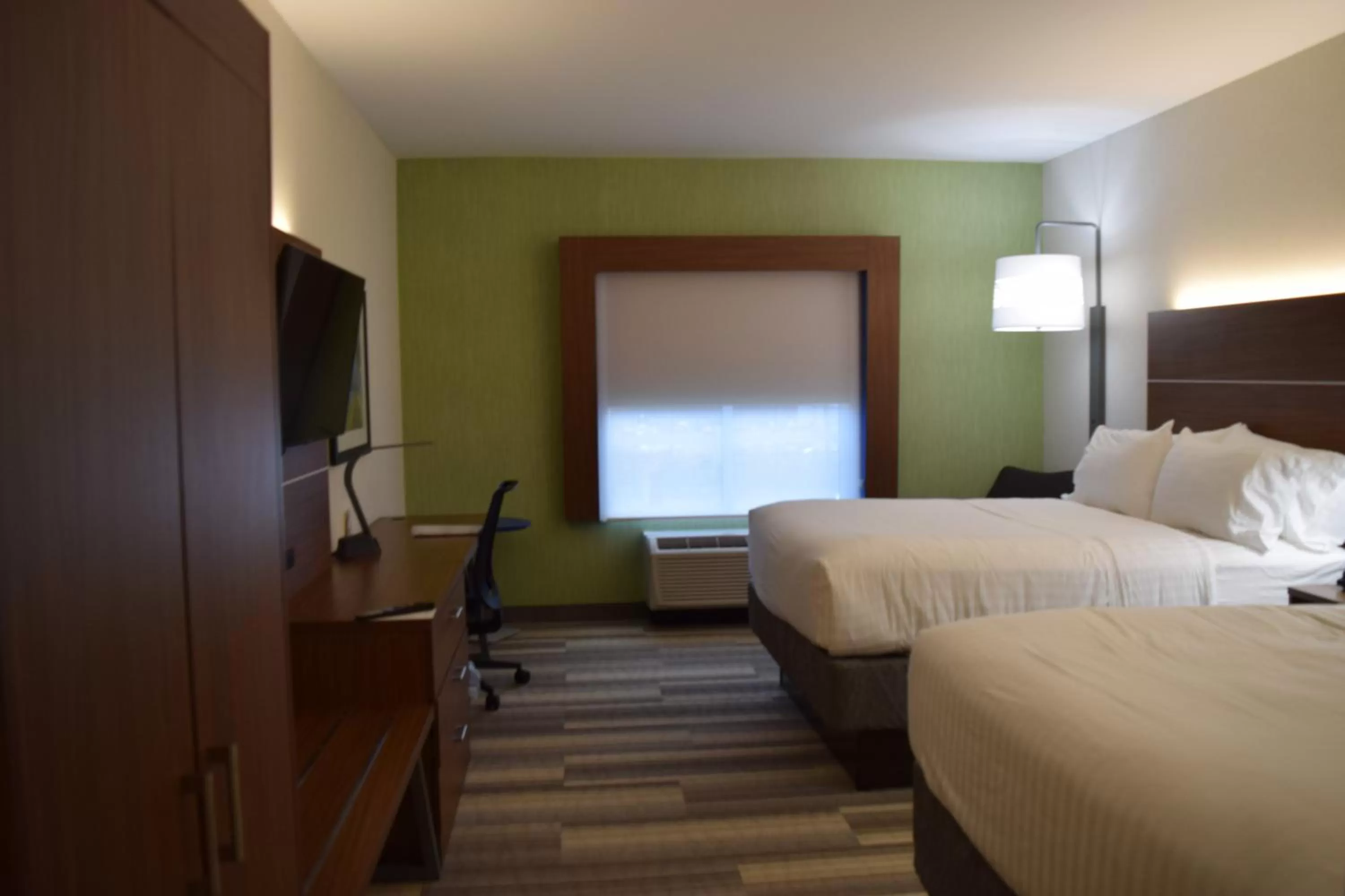 Photo of the whole room, Bed in Holiday Inn Express & Suites Ithaca by IHG