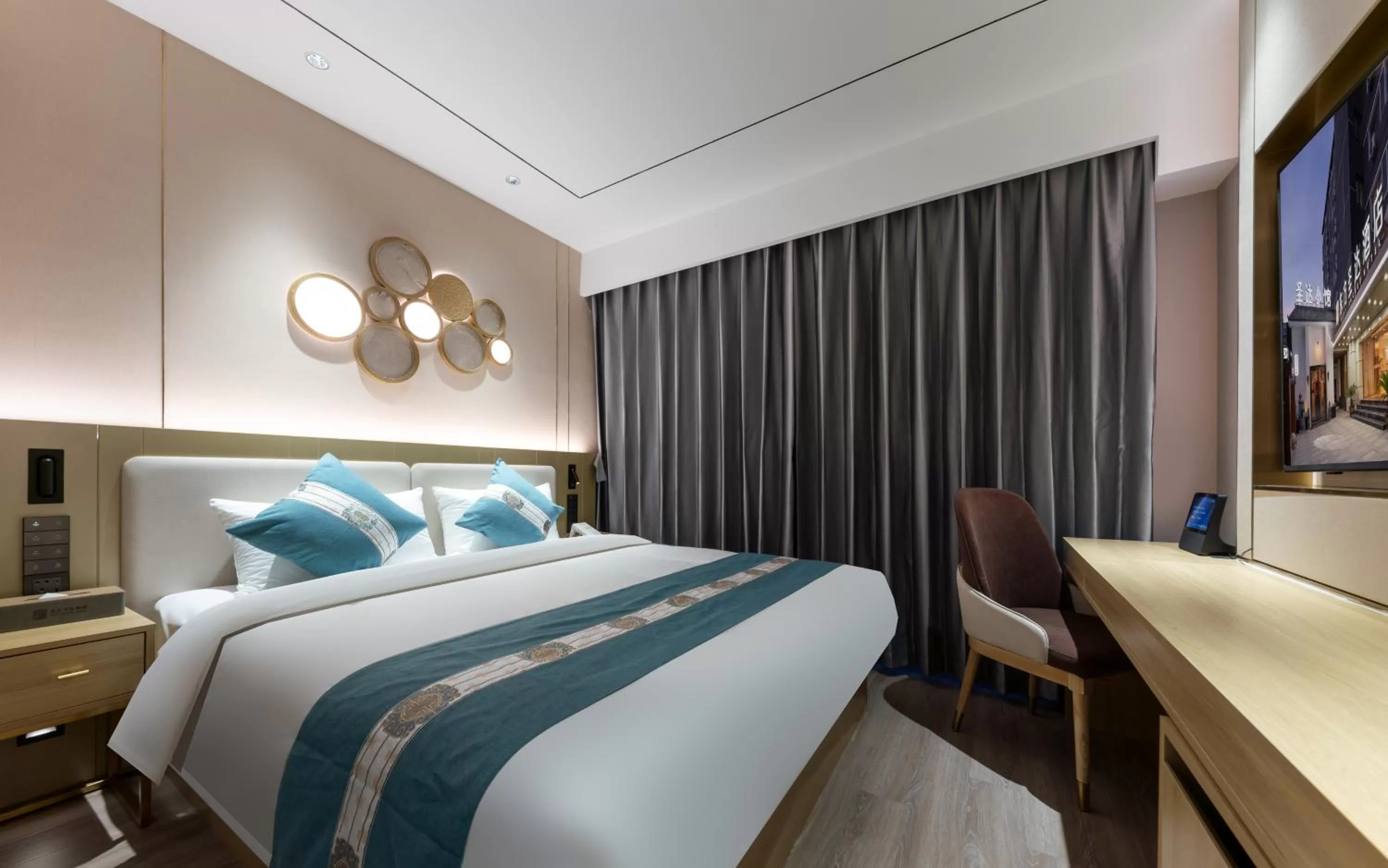 Bed in East Sacred Hotel-Beijing Tiananmen Square,the Forbidden City,Wangfujing Street