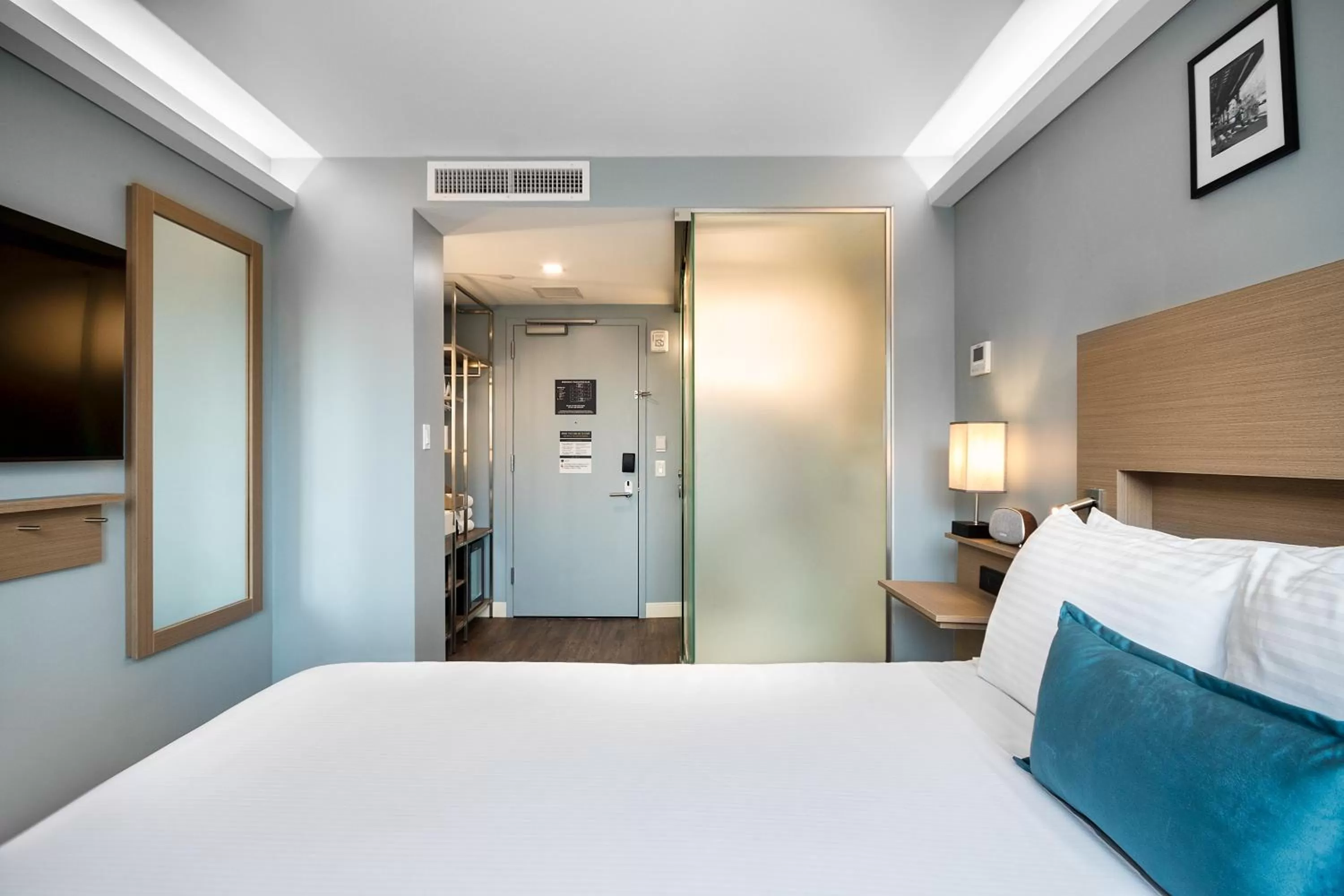 Bedroom, Bed in Wingate by Wyndham Bronx Haven Park