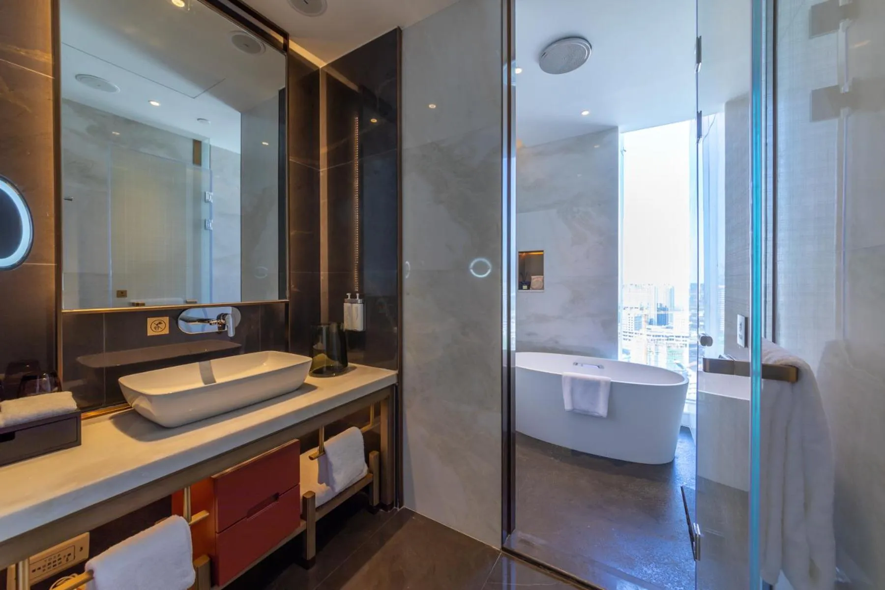 Bathroom in HUALUXE Xi'an Chanba by IHG-西安浐灞华邑酒店-Near Xi'an International Convention Exhibition Center and Shopping mall and The Romantic show of Xi'an-Free Luggage Storage-English Service