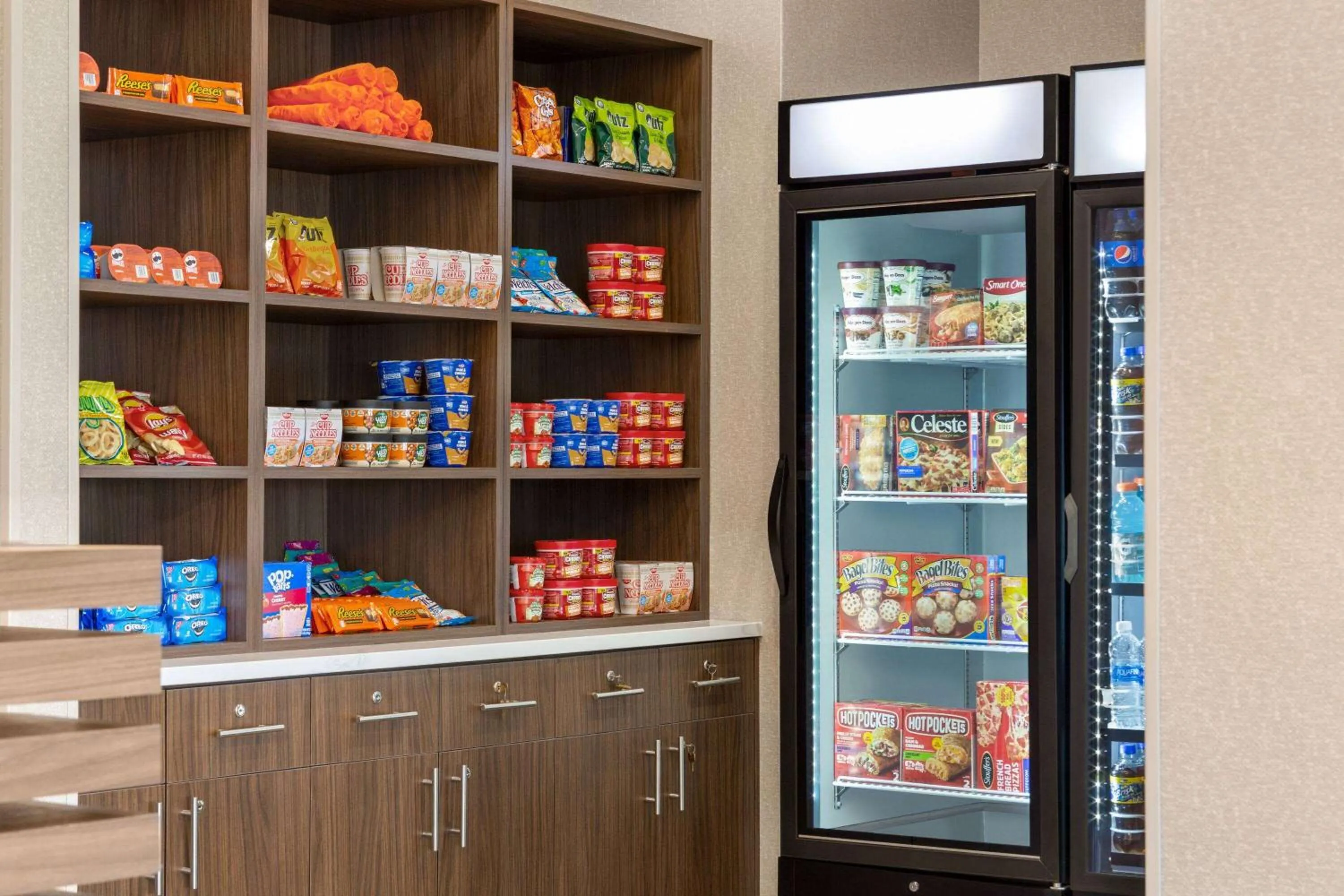 On-site shops in La Quinta Inn & Suites by Wyndham Mount Laurel Moorestown