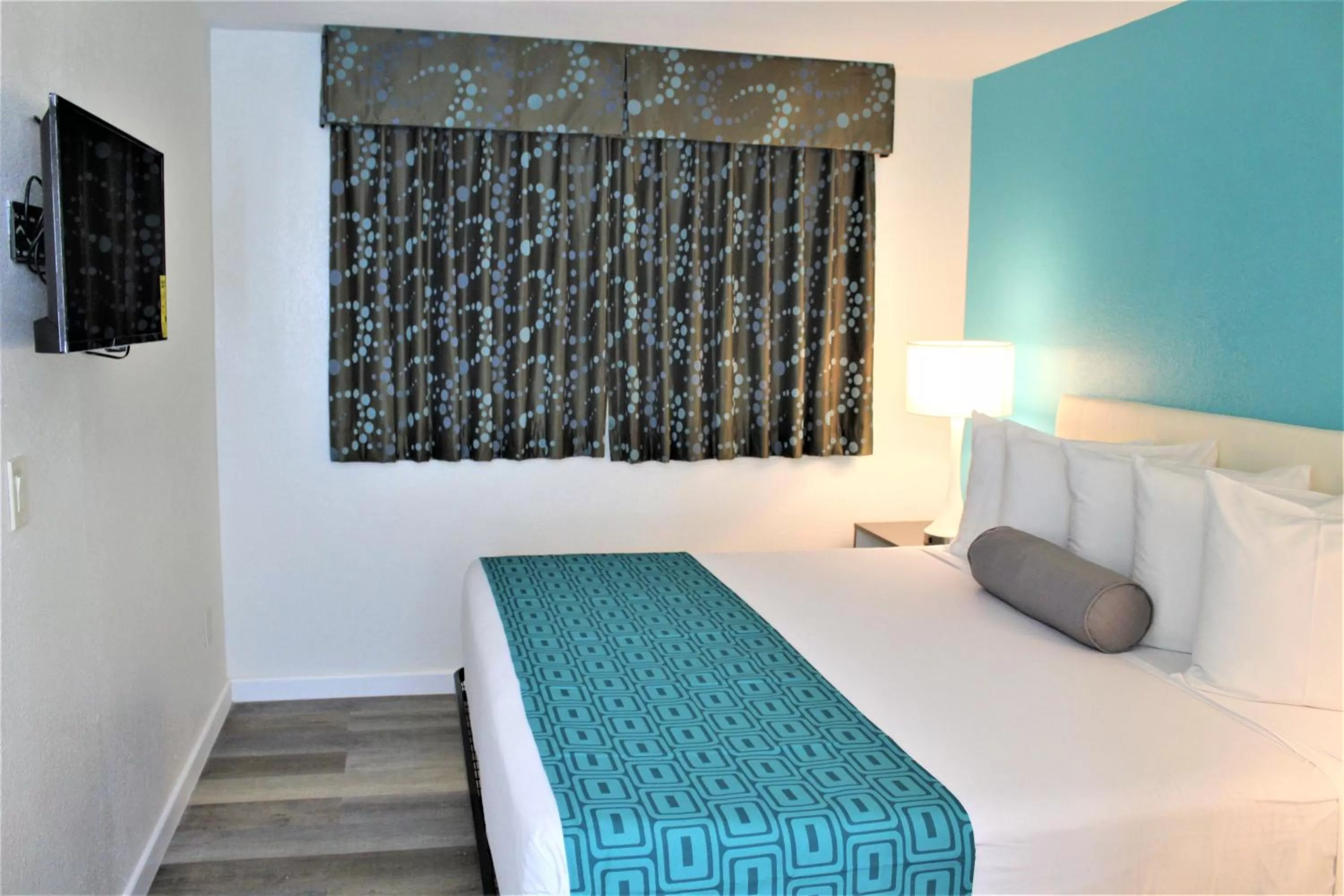 Bed in Howard Johnson Suites by Wyndham San Diego Chula Vista BayFront