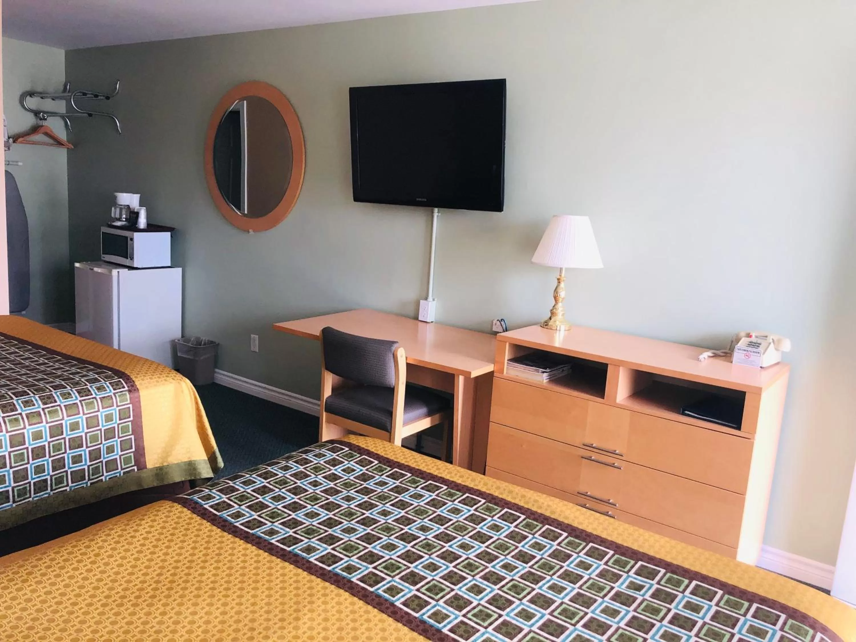 Bed in Perth Plaza Inn & Suites