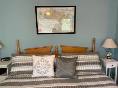 Bedroom, Bed in Chateau Country Inn and Captain's Cottage