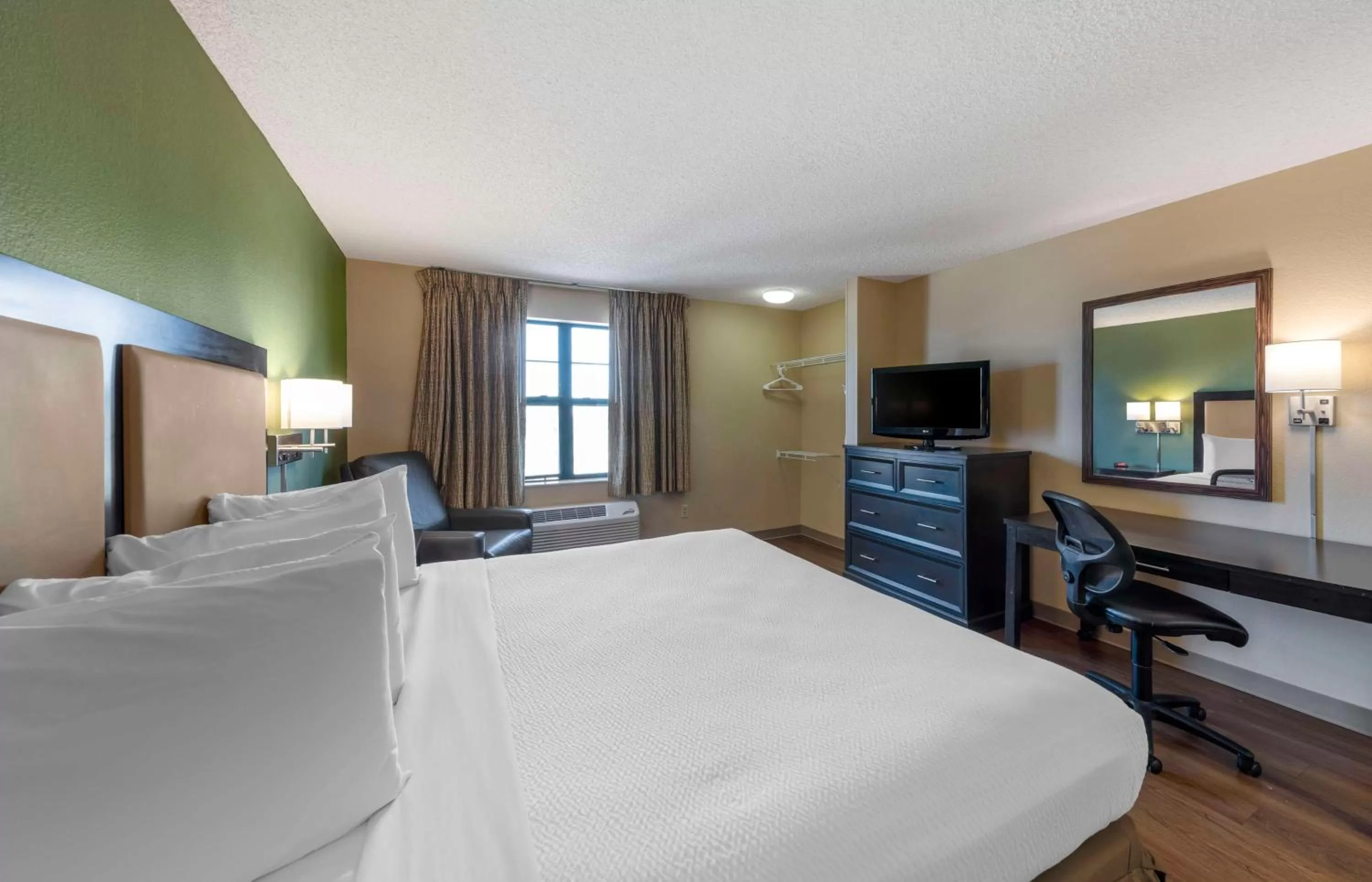 Bedroom, Bed in Extended Stay America Suites - Orange County - Katella Ave