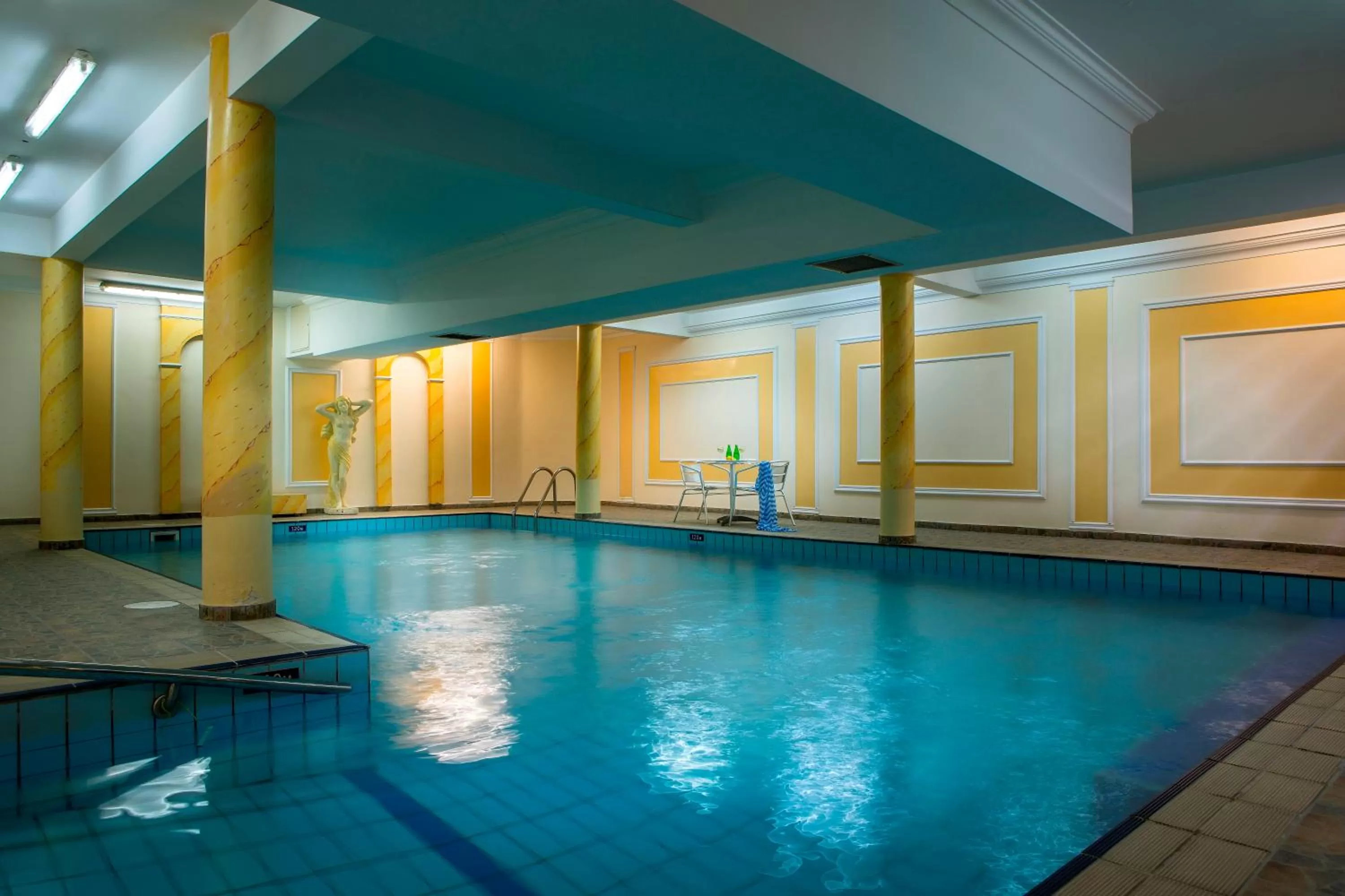 Swimming pool in Kapetanios Limassol Hotel