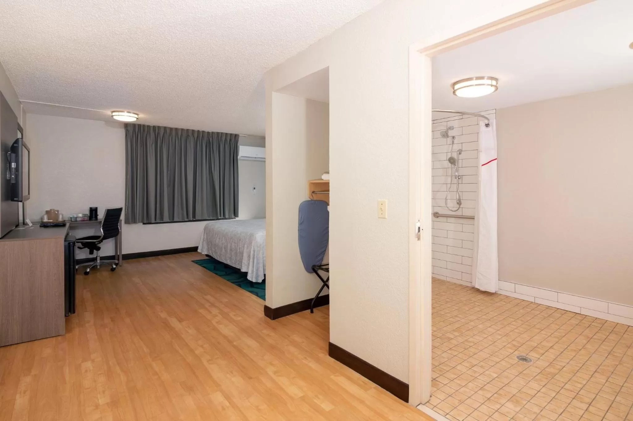 Photo of the whole room, Bed in Red Roof PLUS Miami Airport