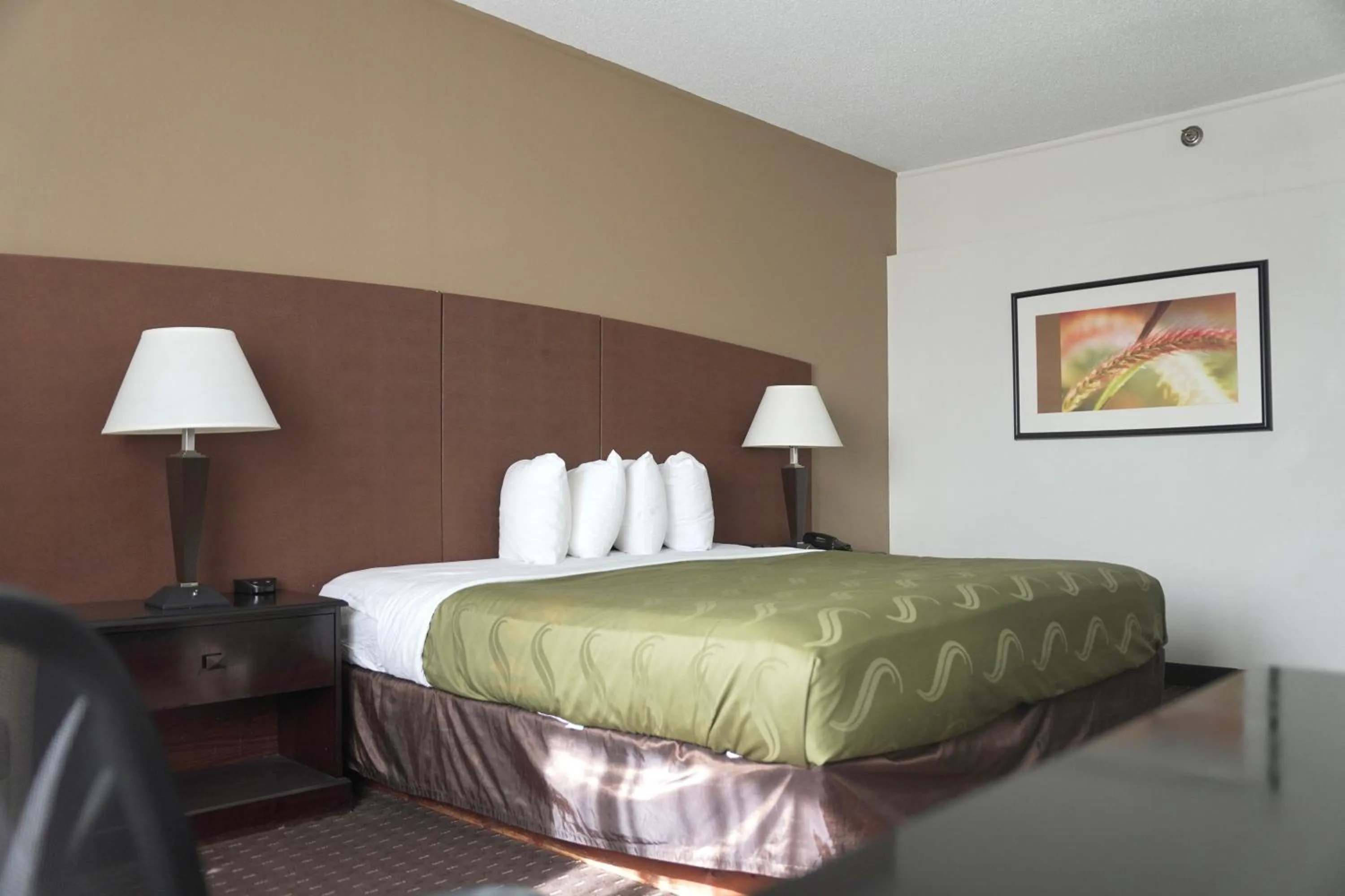 Bedroom, Bed in American Inn & Suites