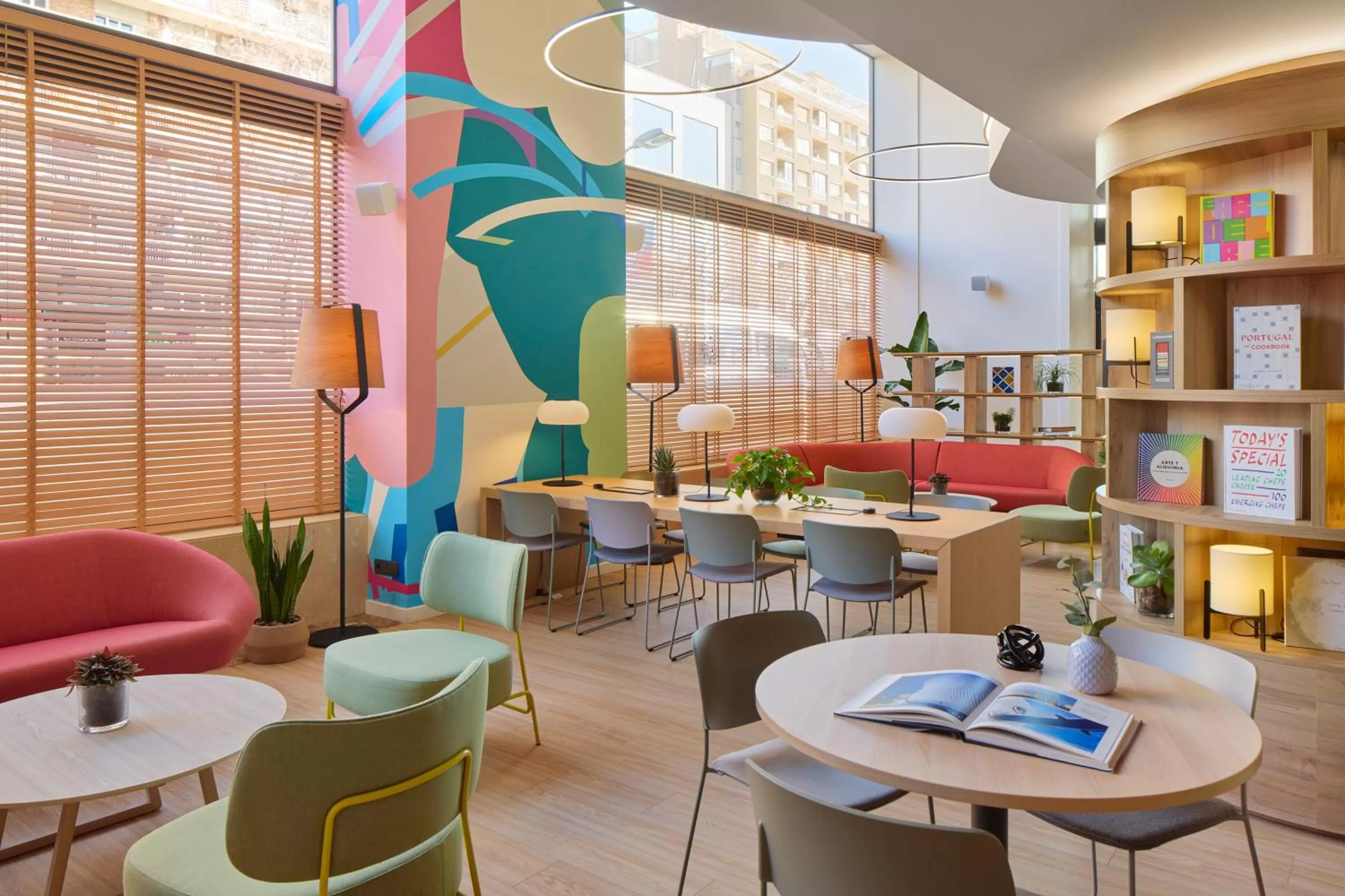 Lounge or bar in INNSiDE by Meliá Barcelona Apolo