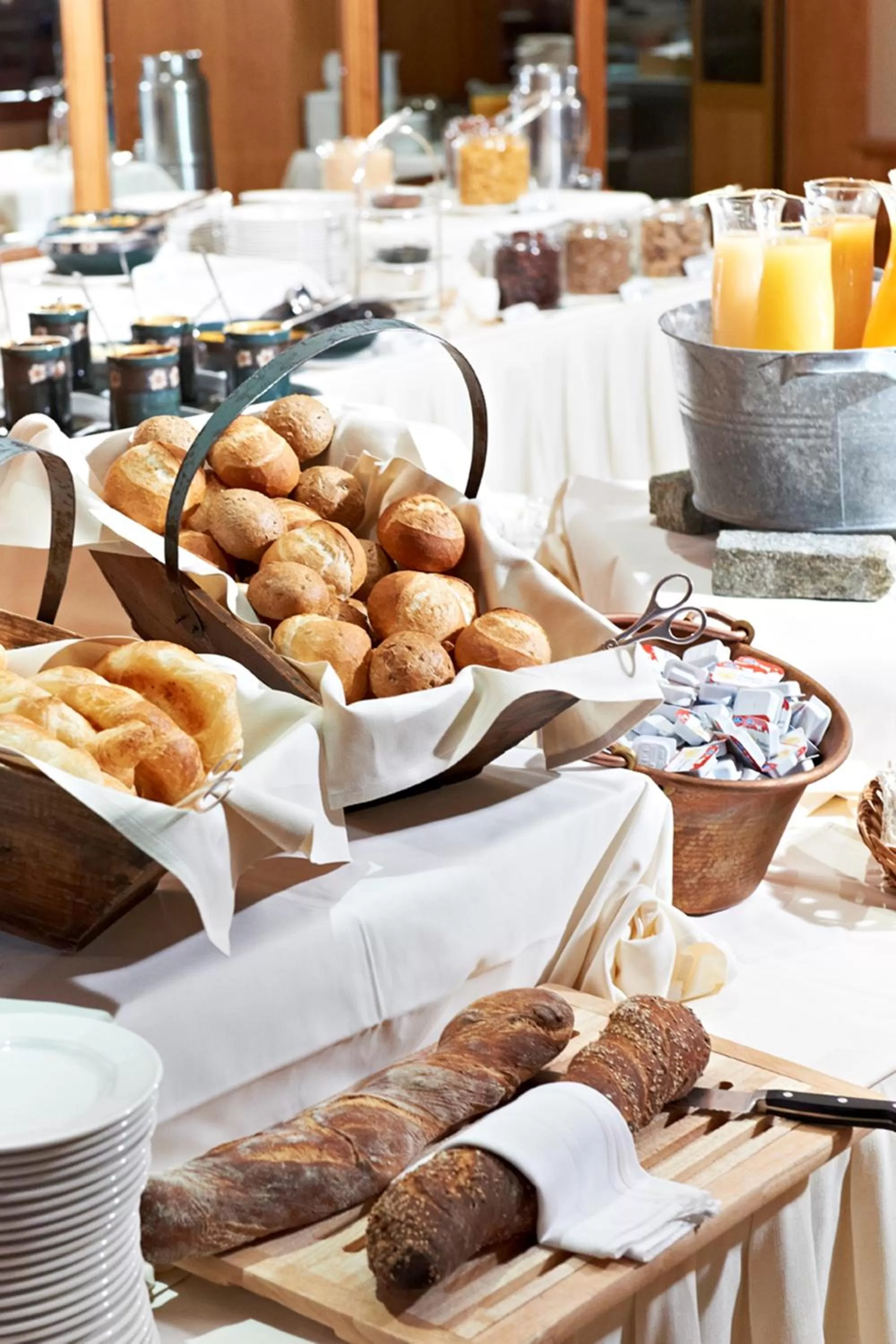 Restaurant/places to eat in Crystal Hotel superior