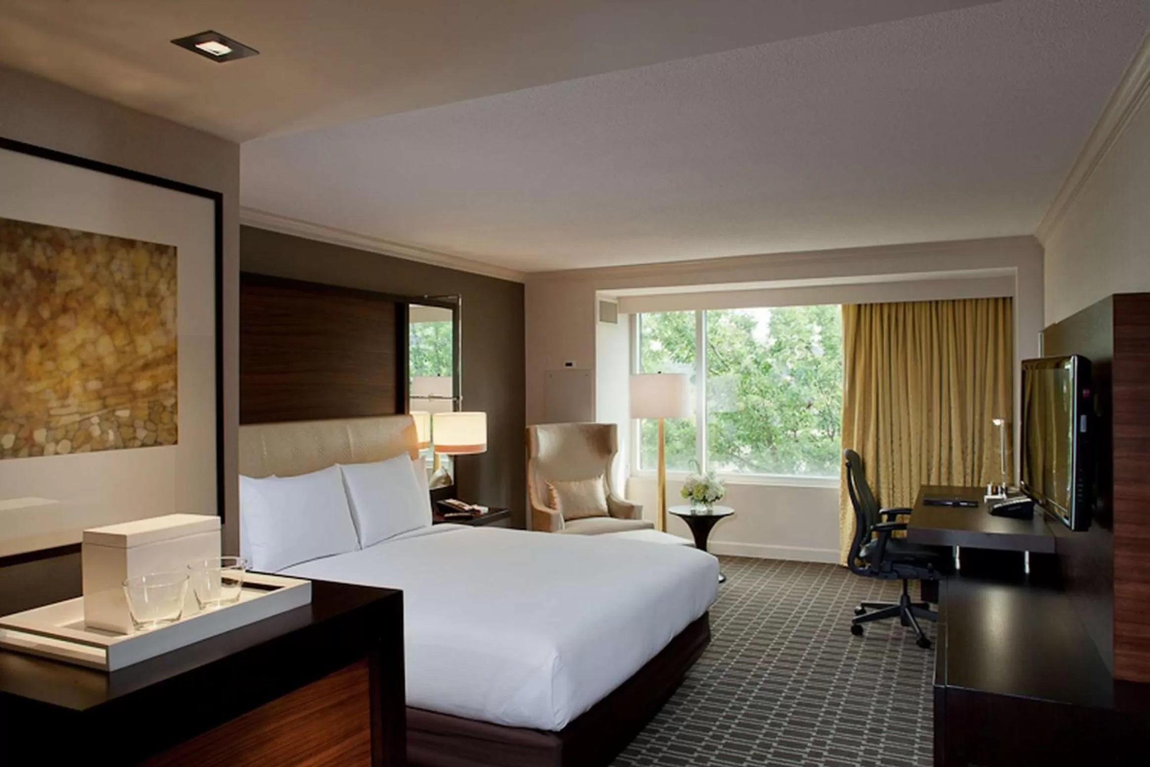 Bedroom, Bed in Hilton McLean Tysons Corner