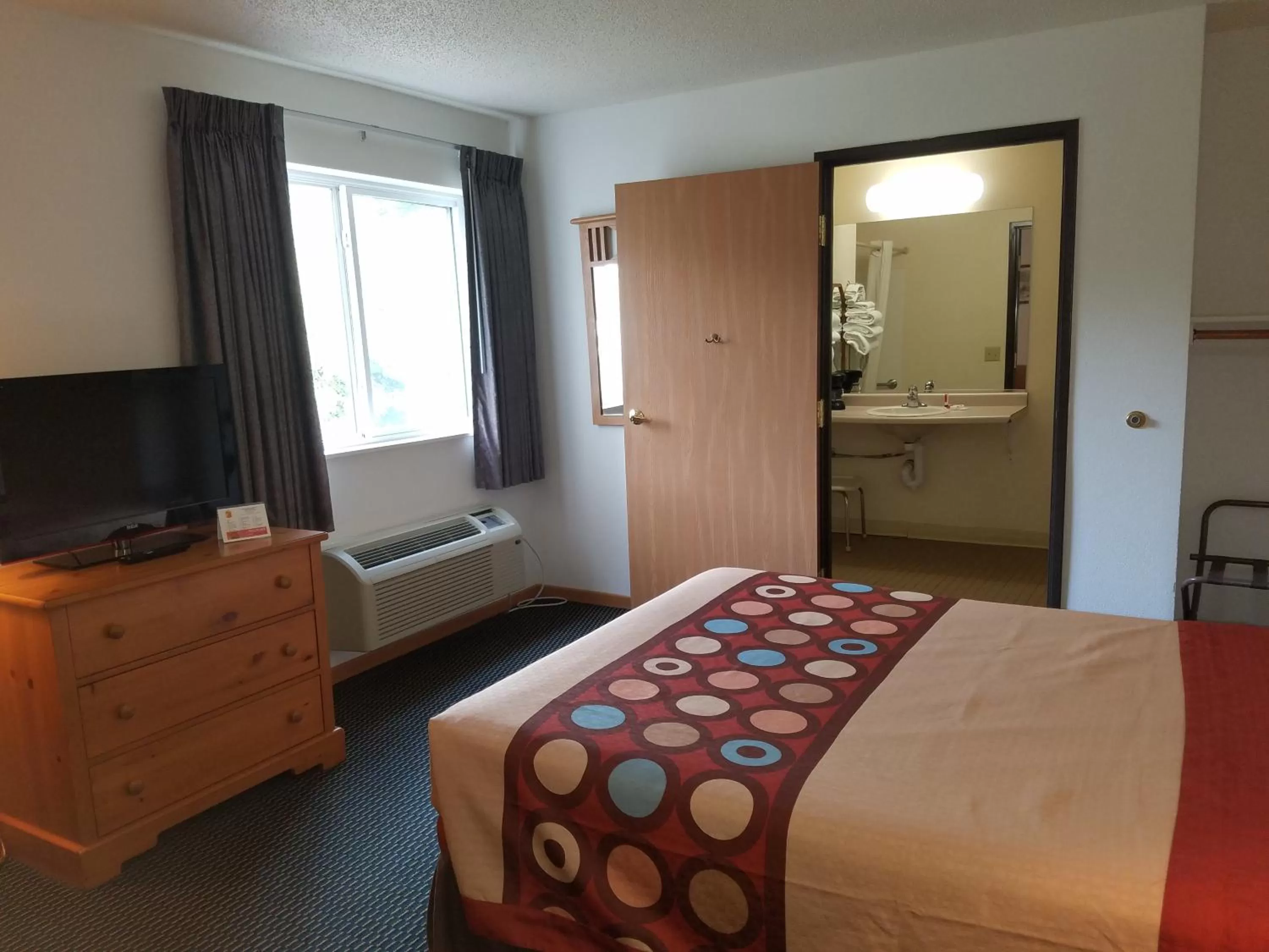 Photo of the whole room, Bed in Super 8 by Wyndham Phillips