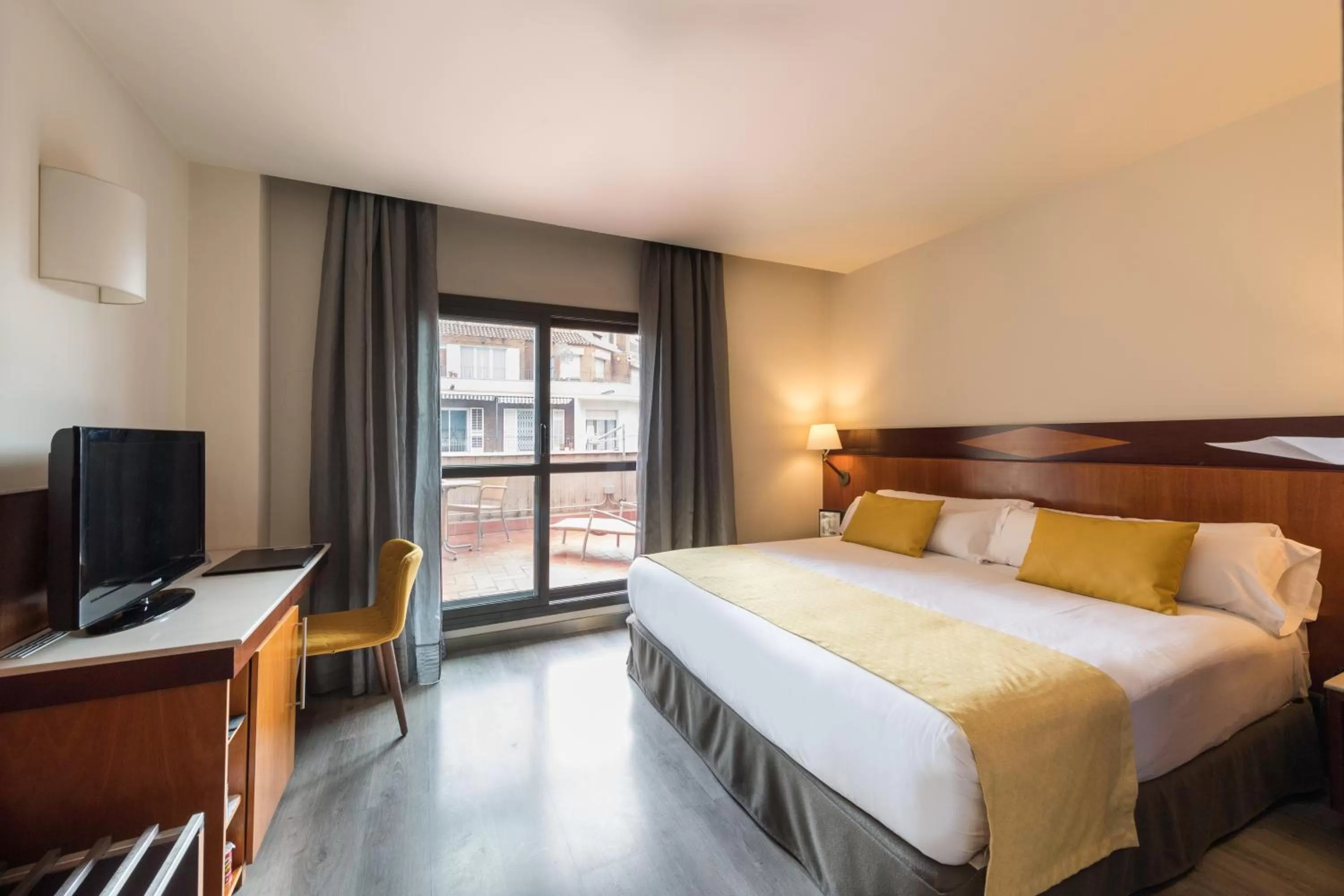 Photo of the whole room, Bed in Catalonia Eixample 1864