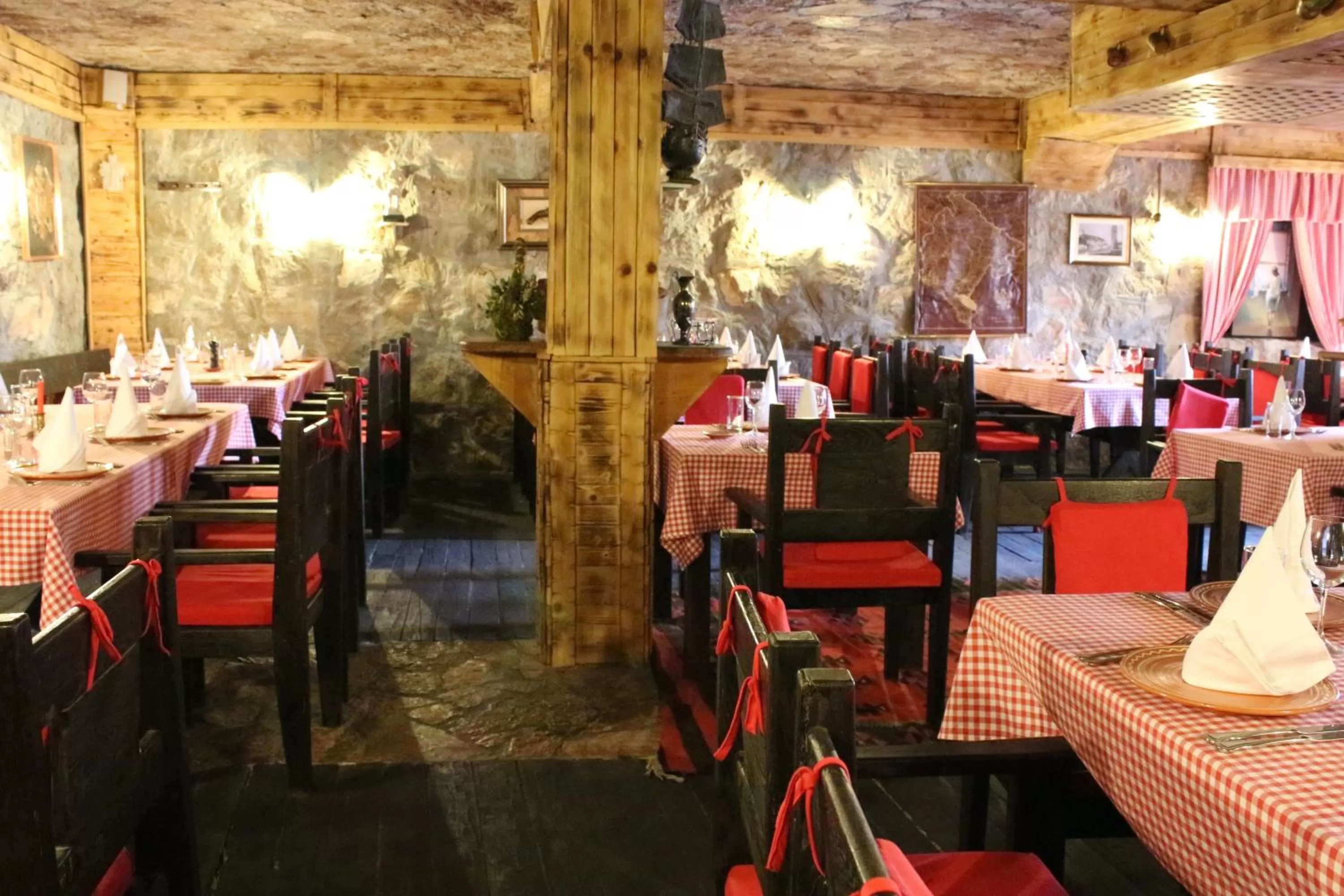 Restaurant/places to eat in Hotel Crnogorska Kuća