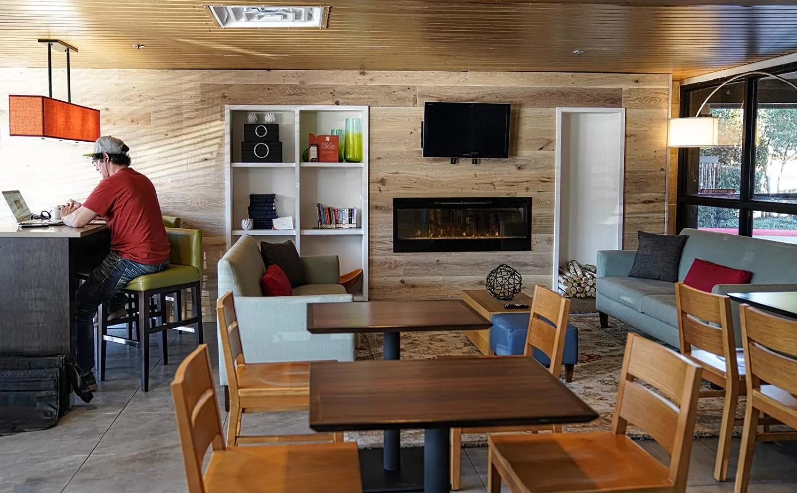 Seating area in Country Inn & Suites by Radisson, Grand Prairie-DFW-Arlington, TX