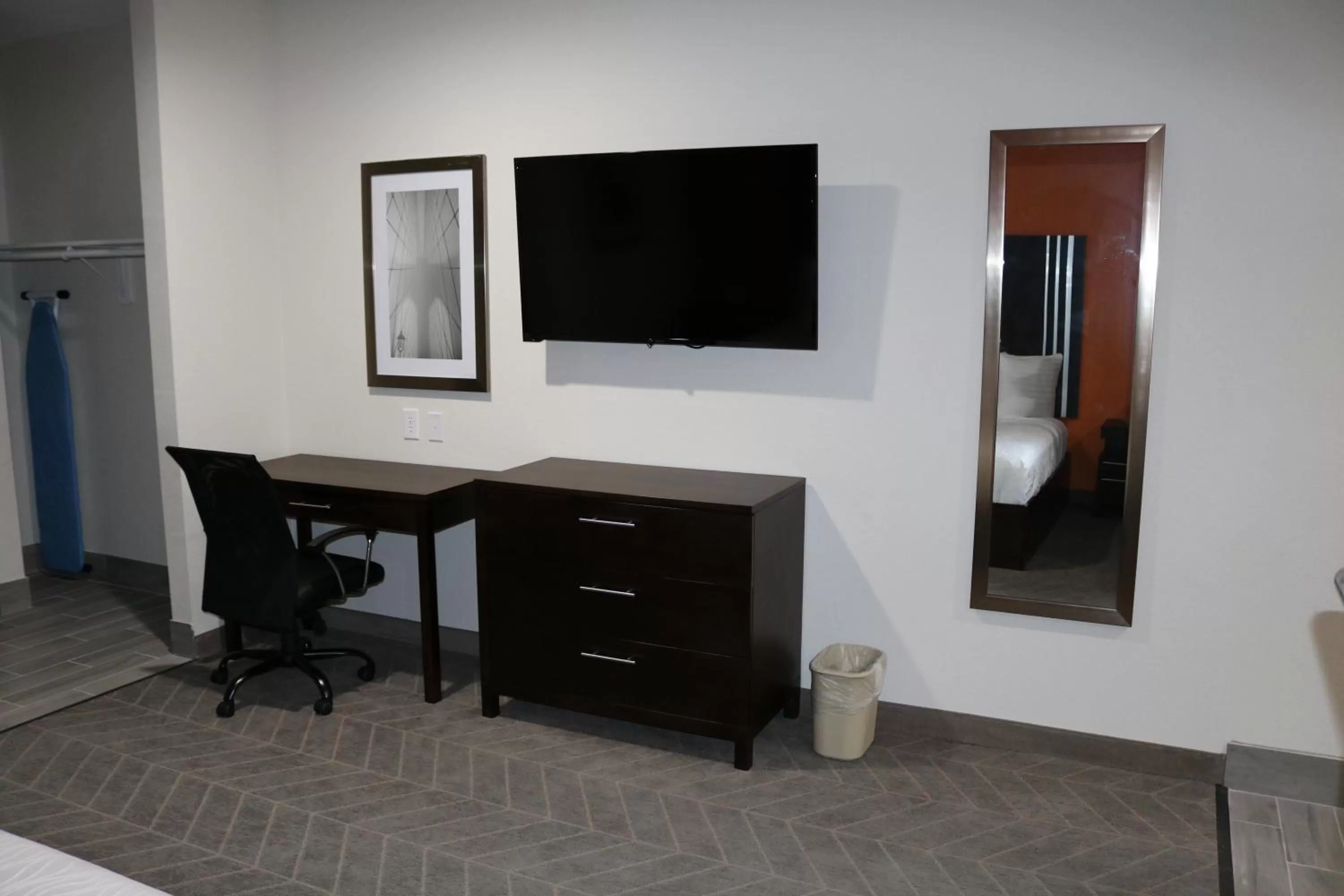 TV and multimedia in Scottish Inn & Suites - IAH Airport