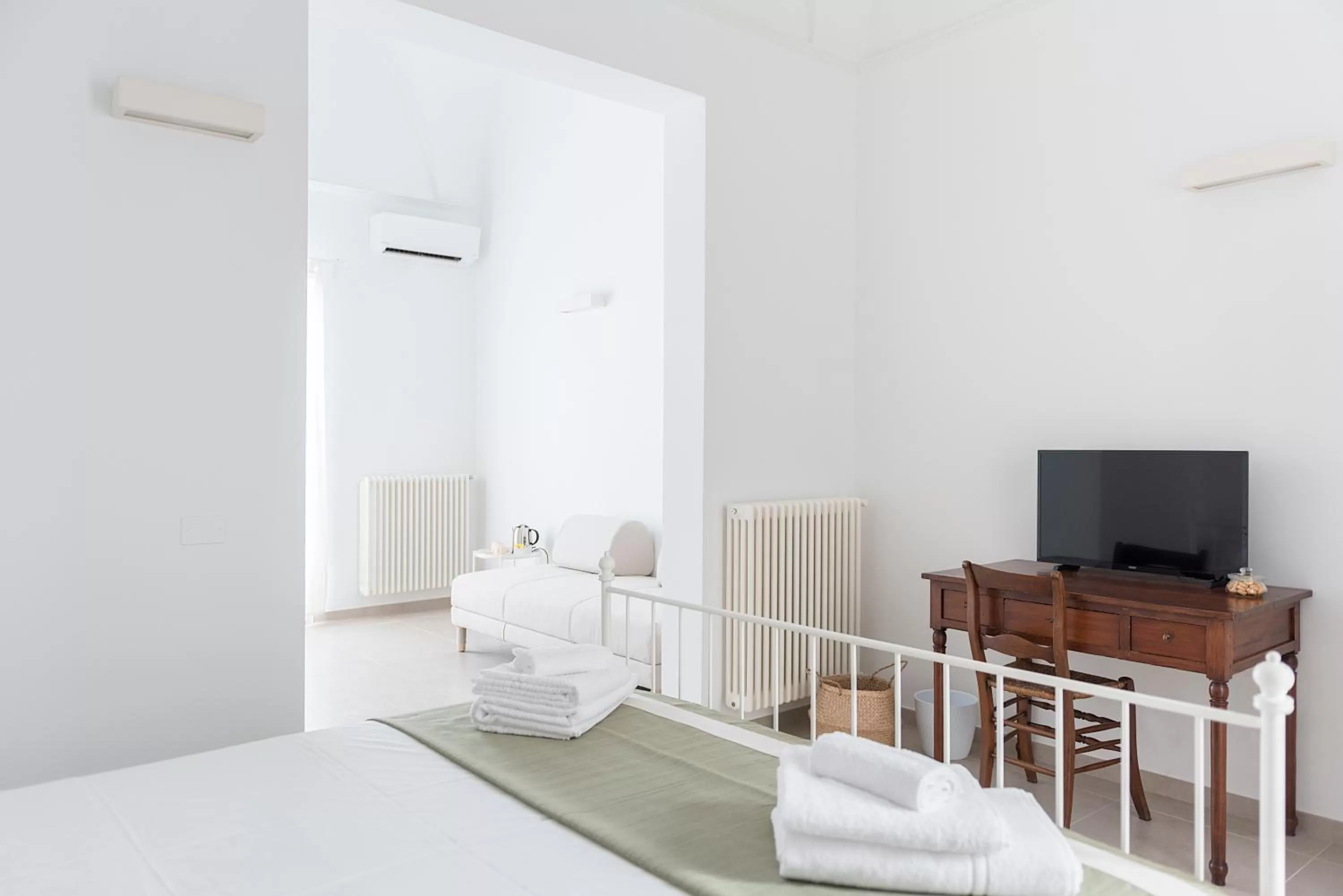 Photo of the whole room, Bed in BnB FICO