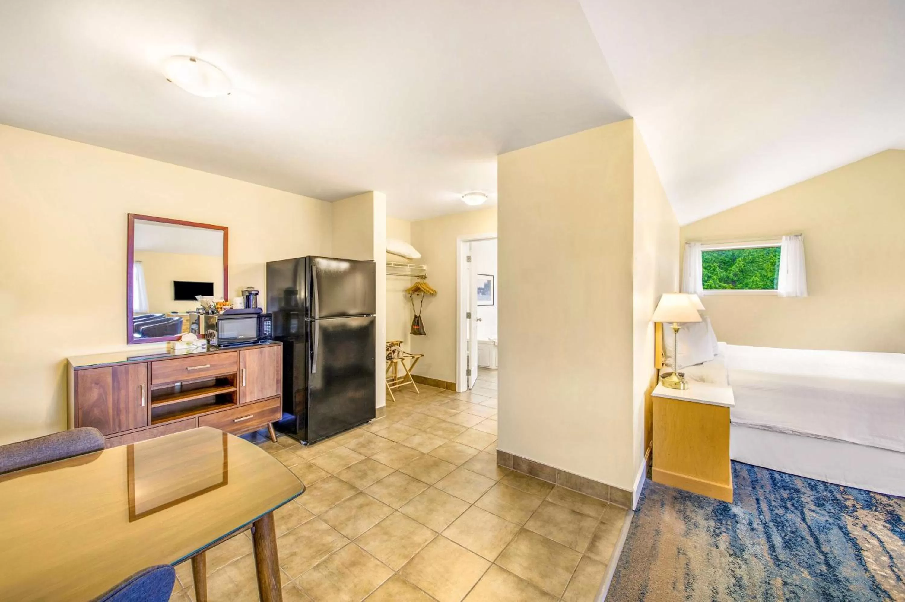 Photo of the whole room, Bed in Kootenay Lakeview Resort BW Signature Collection