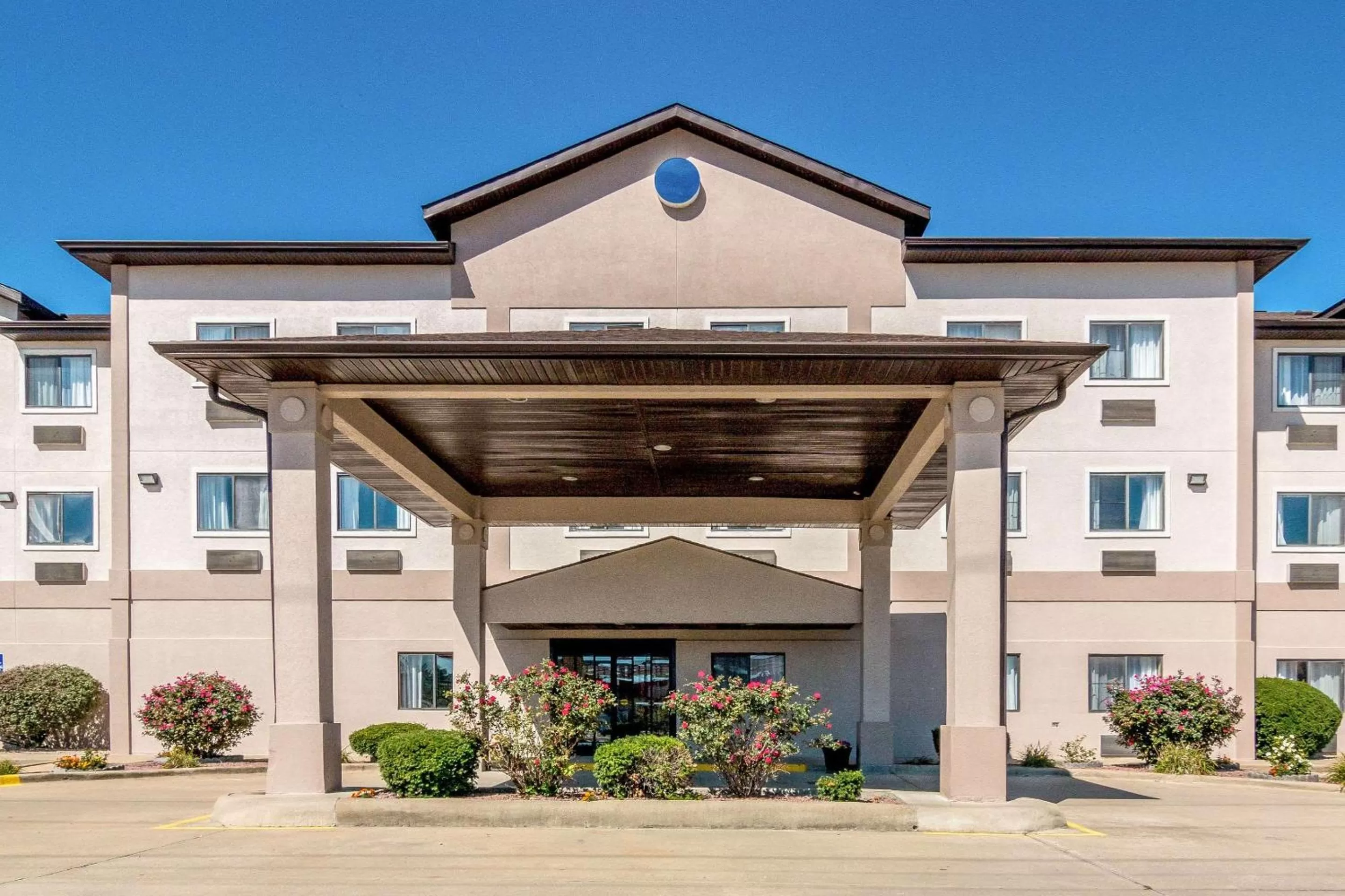Property building in Quality Inn & Suites Salem near I-57