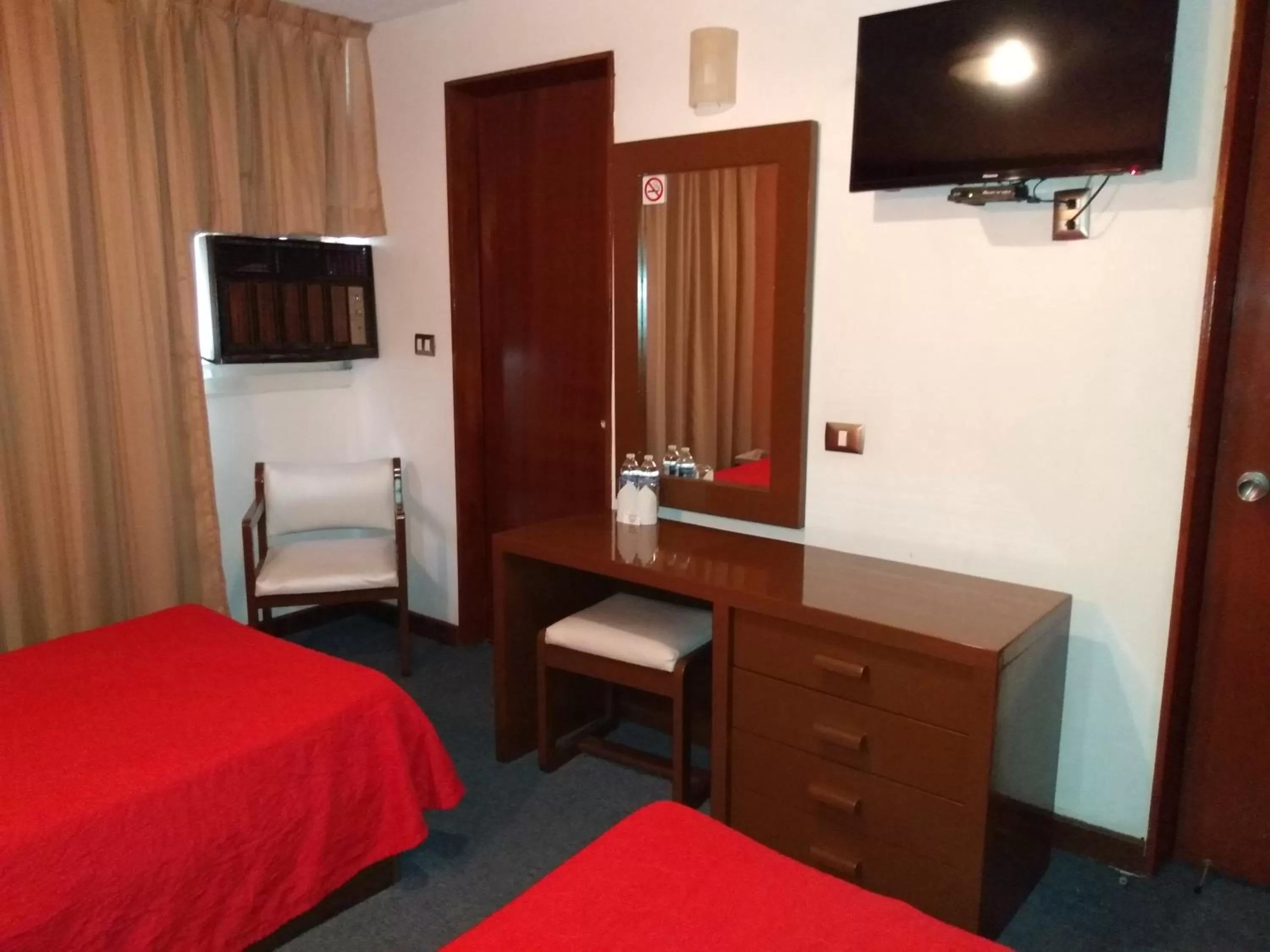 Photo of the whole room, Bed in Hotel Maria Victoria Xalapa