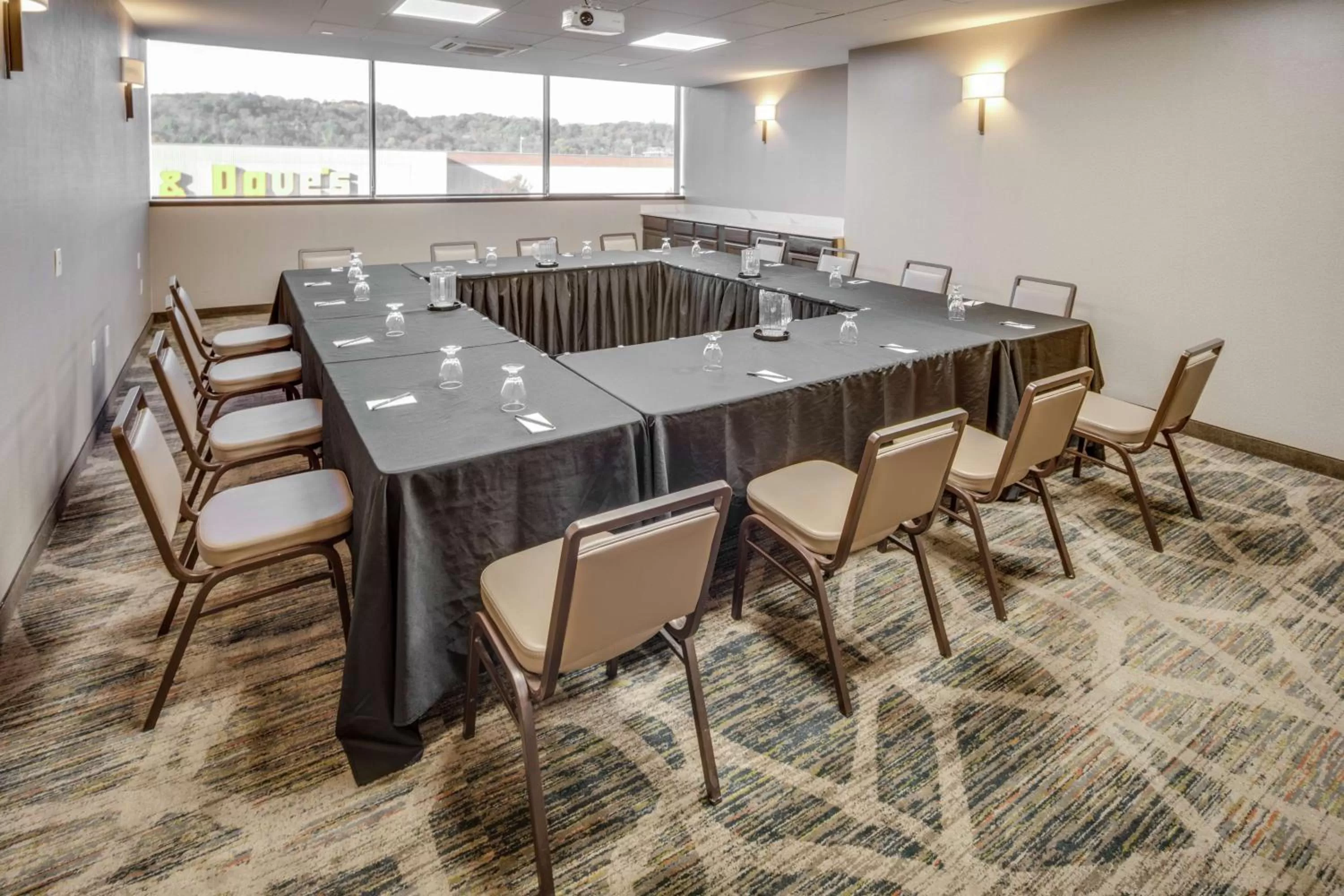 Meeting/conference room in DoubleTree by Hilton Huntington, WV