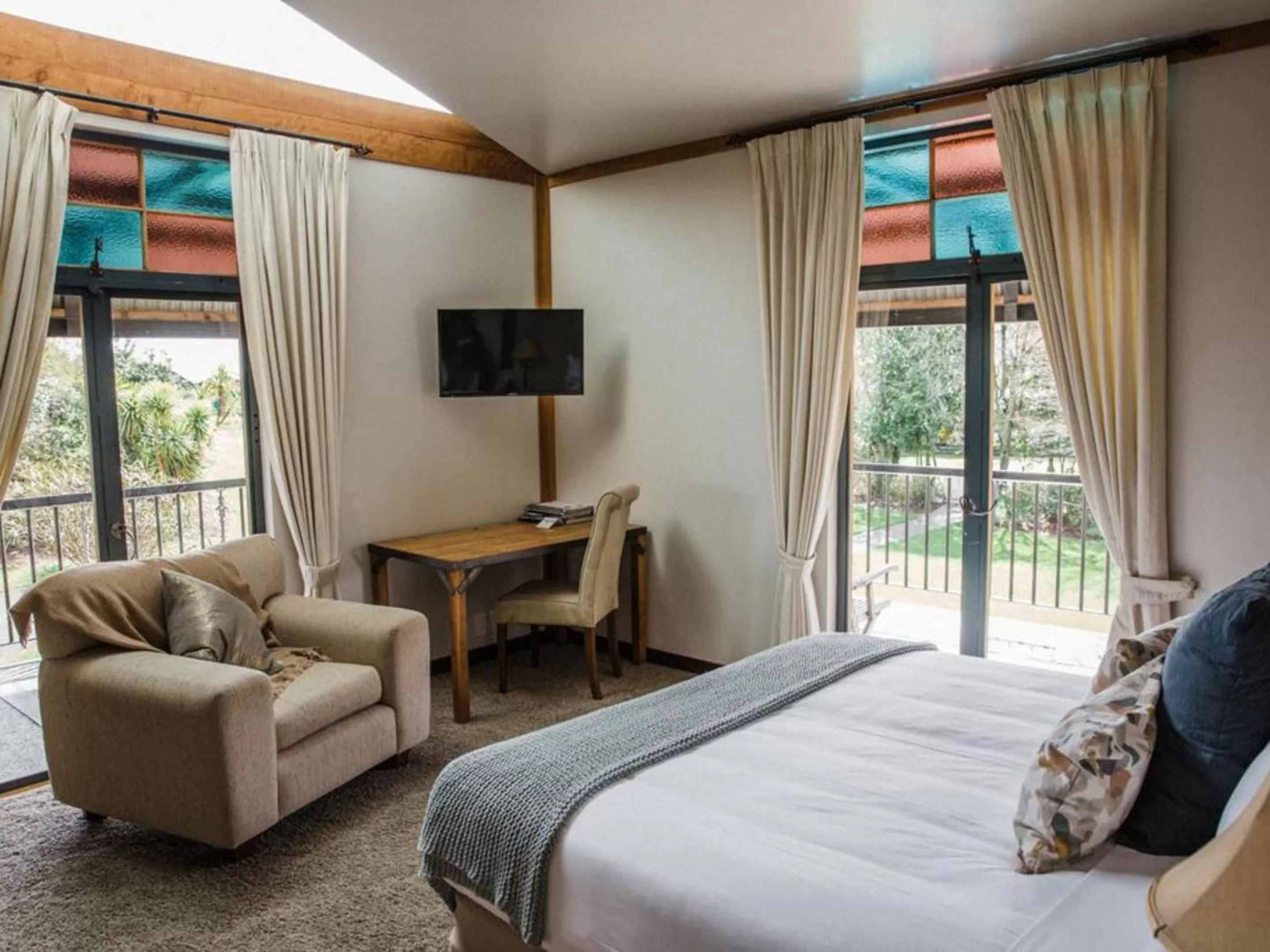 Photo of the whole room, Bed in The Narrows Landing Hotel