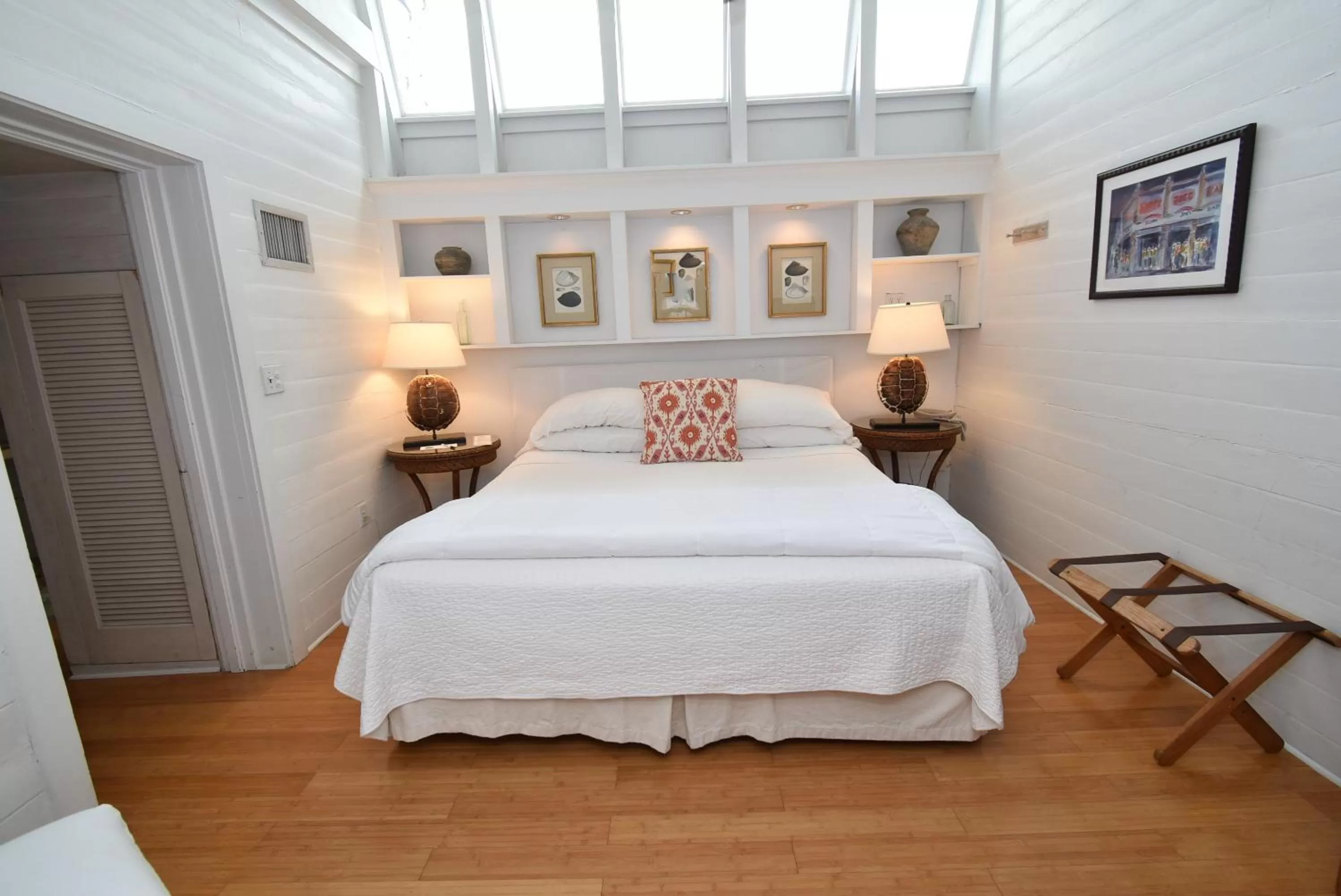 Bed in Simonton Court Historic Inn & Cottages