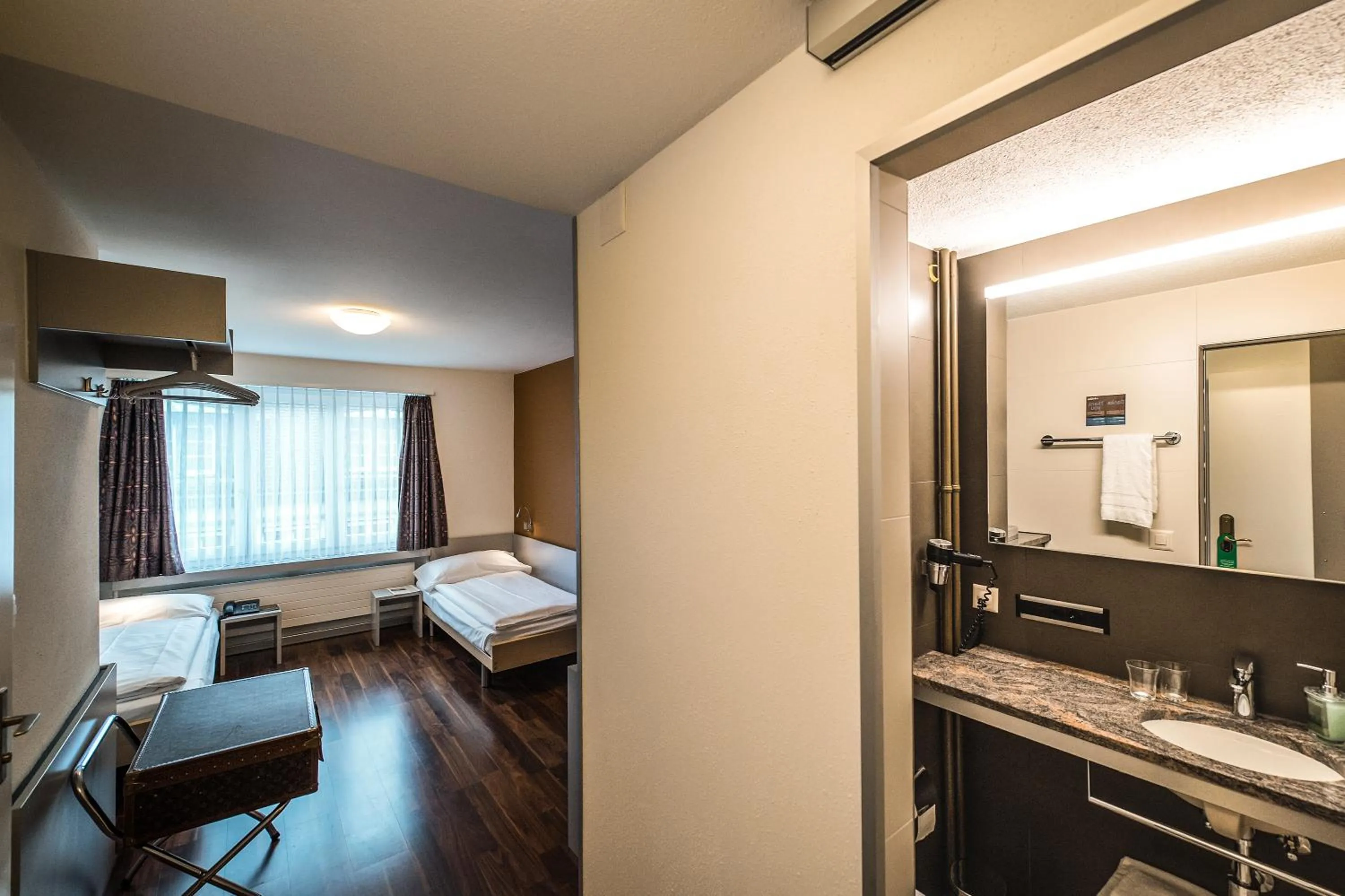 Photo of the whole room, Bed in Alexander Guesthouse Zurich Old Town