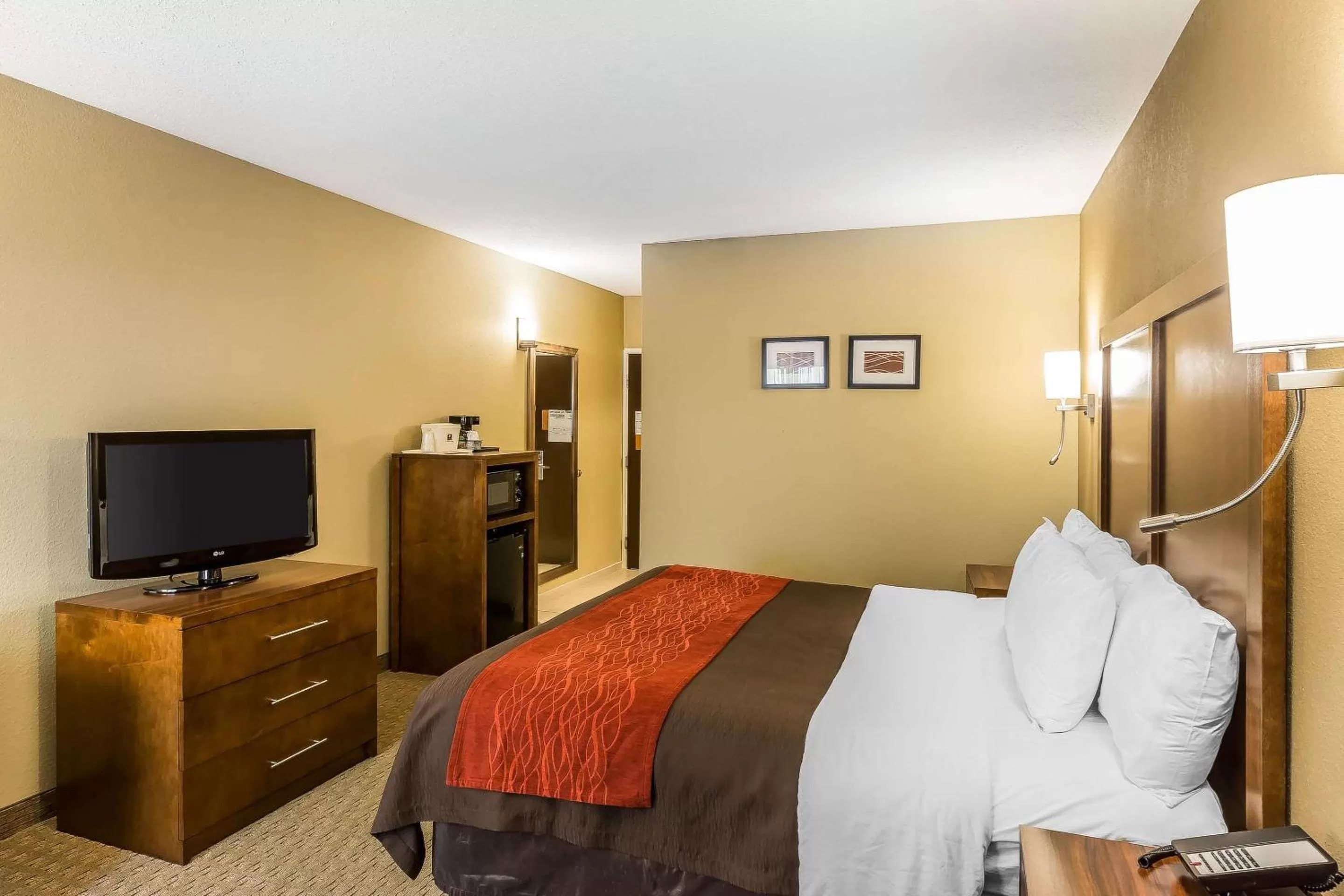 Photo of the whole room, Bed in Comfort Inn & Suites Dalton West