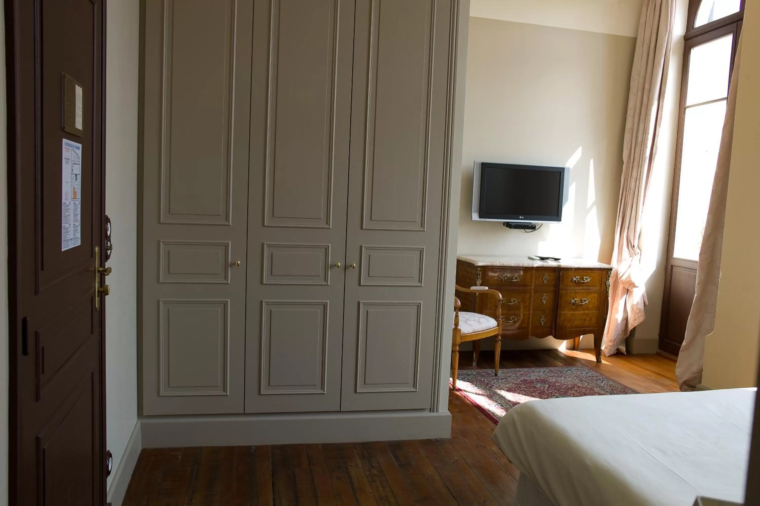 Bedroom, TV/Entertainment Center in Hostellerie du Coq d'Or