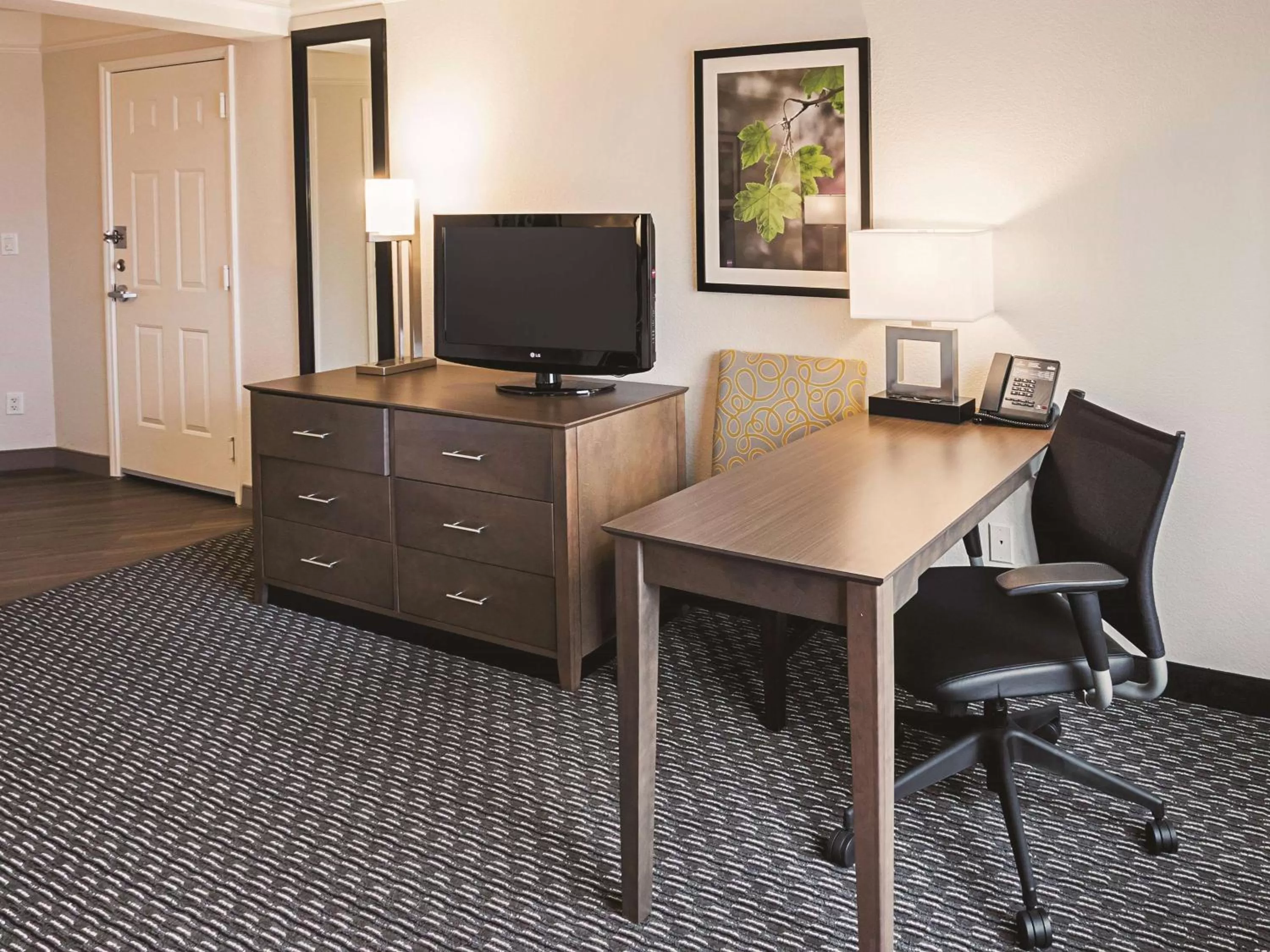 Photo of the whole room in La Quinta by Wyndham Fort Worth City View