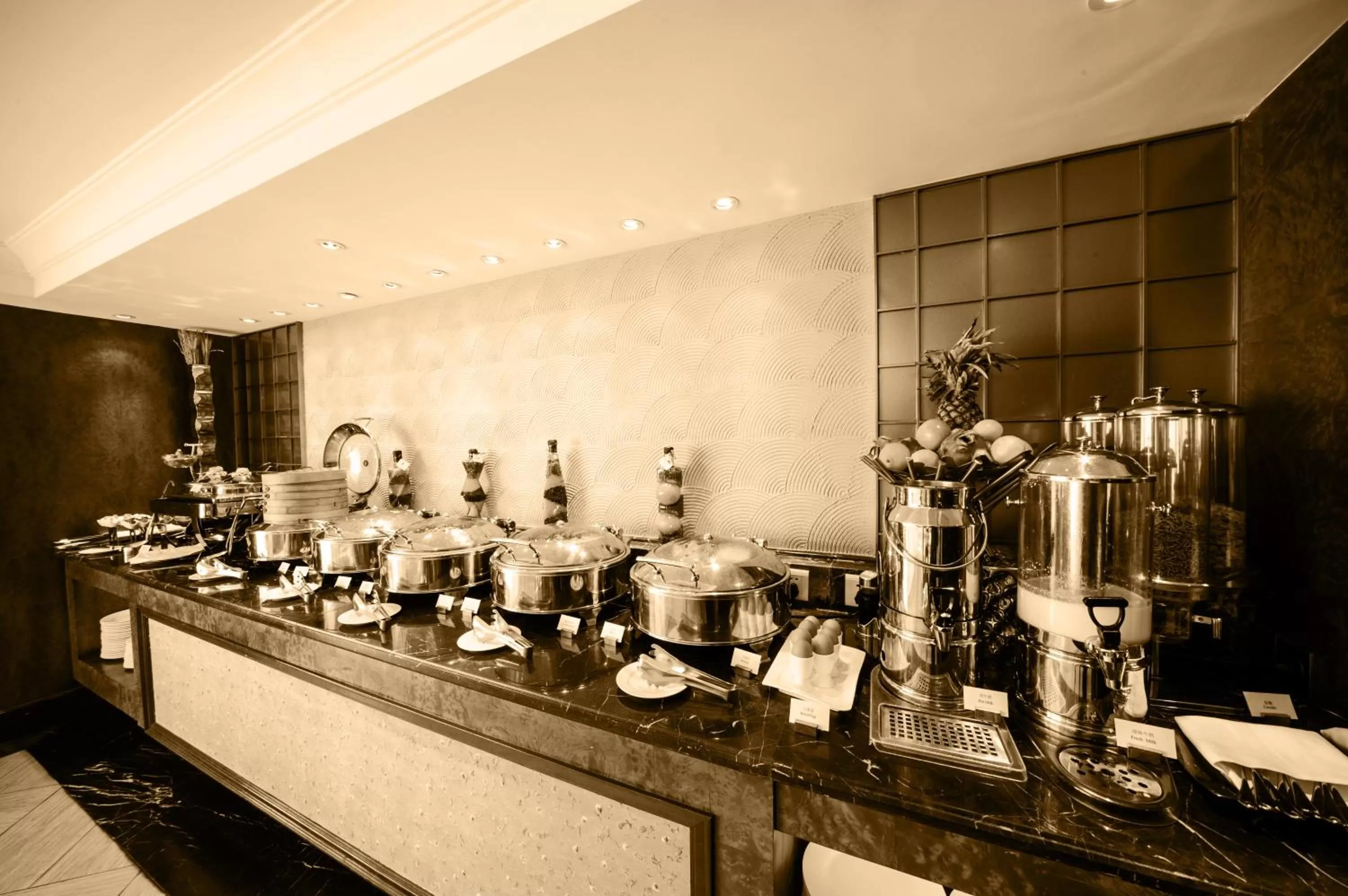 Food and drinks in Paramount Gallery Hotel