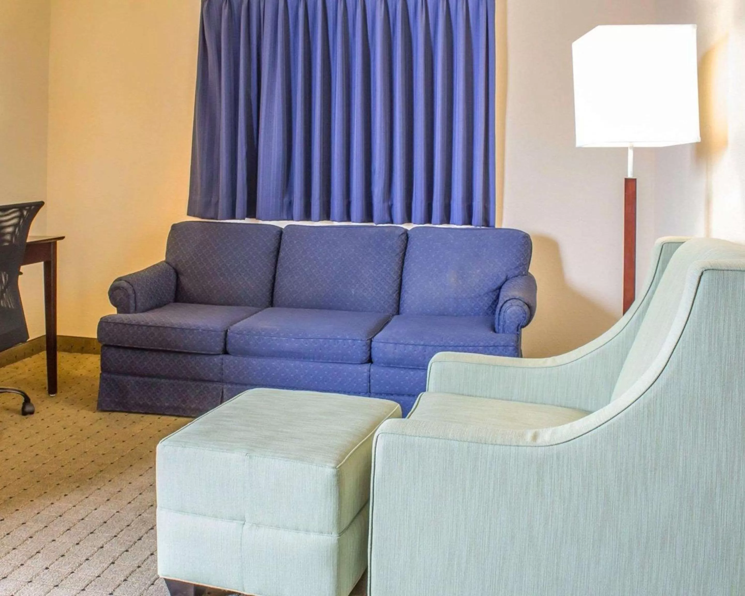 Photo of the whole room in Econo Lodge