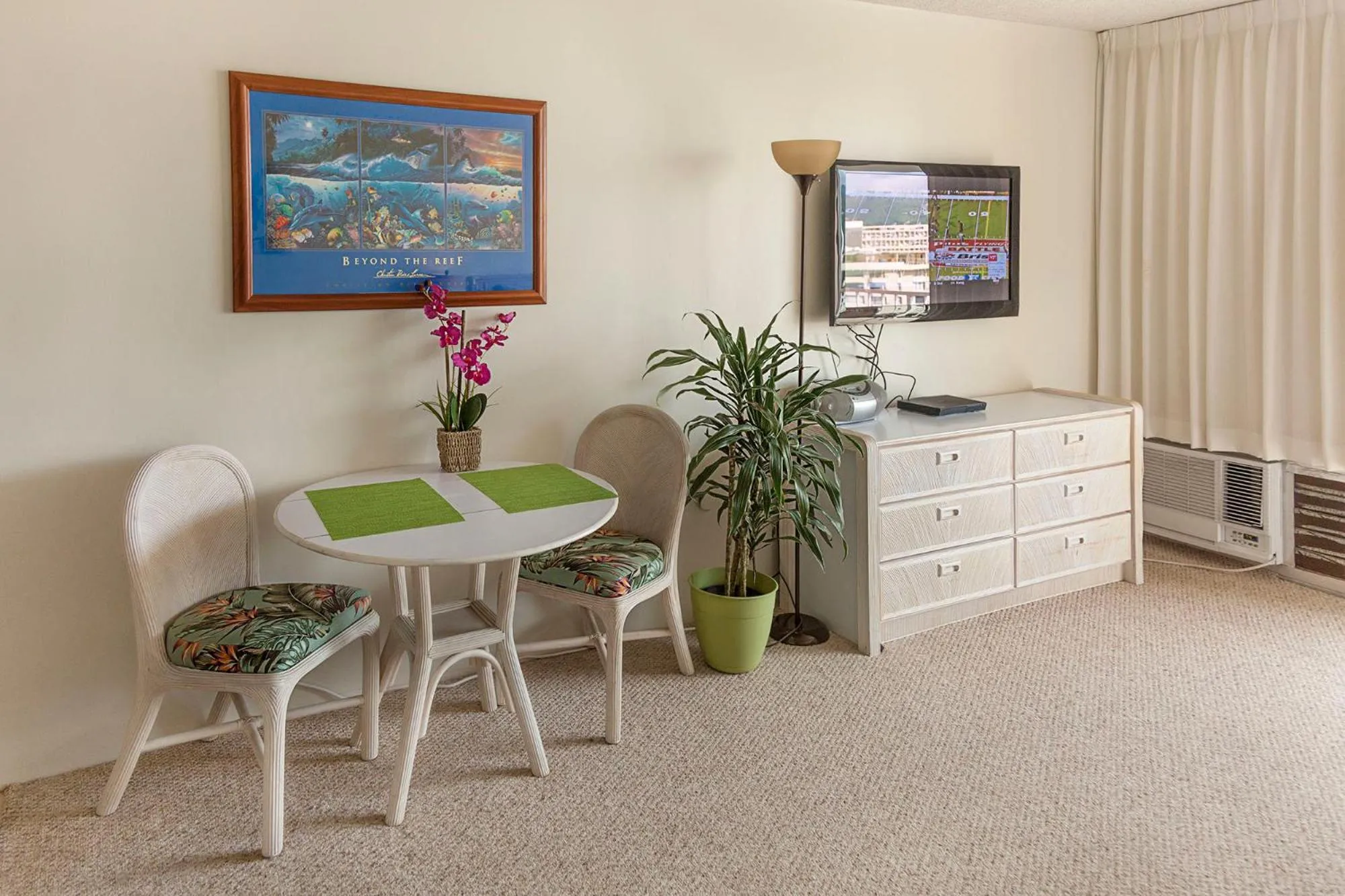 TV and multimedia in Tropical Studios at Marine Surf Waikiki - FREE PARKING - BEST LOCATION - FULL KITCHEN - SWIMMING POOL