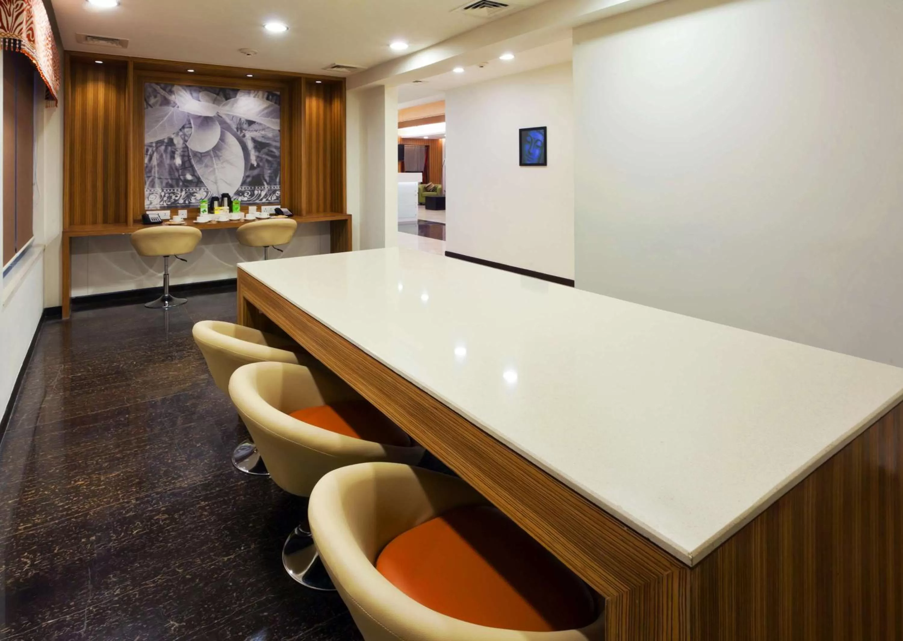 Lobby or reception in Hampton by Hilton Vadodara-Alkapuri