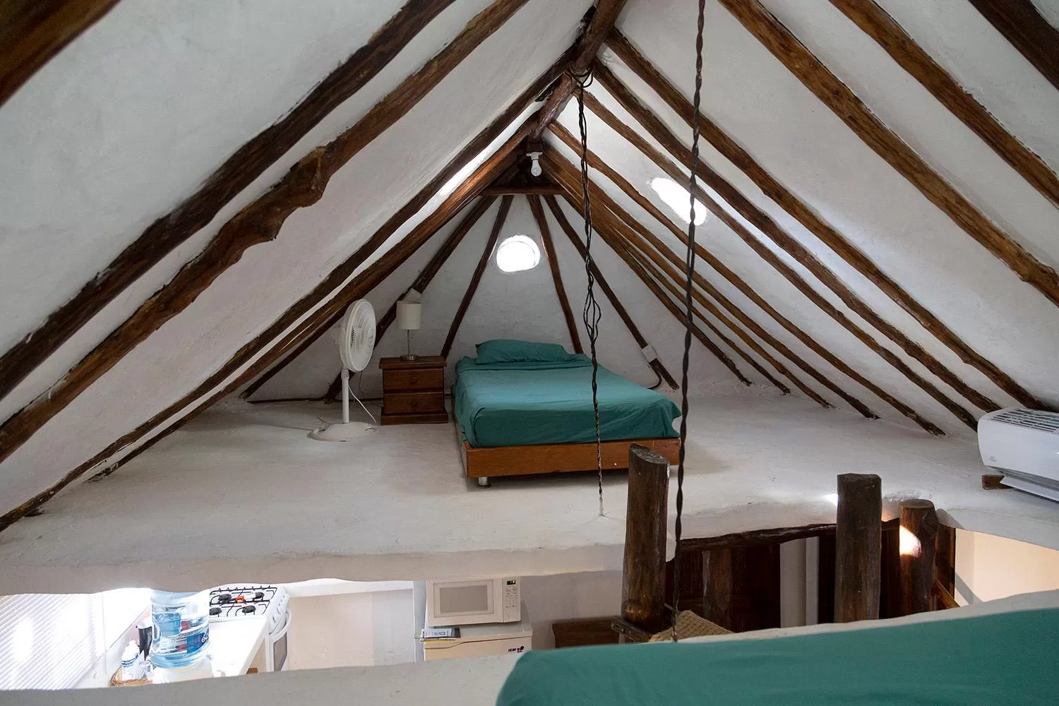 Bed, TV/Entertainment Center in Hotel Amar Inn