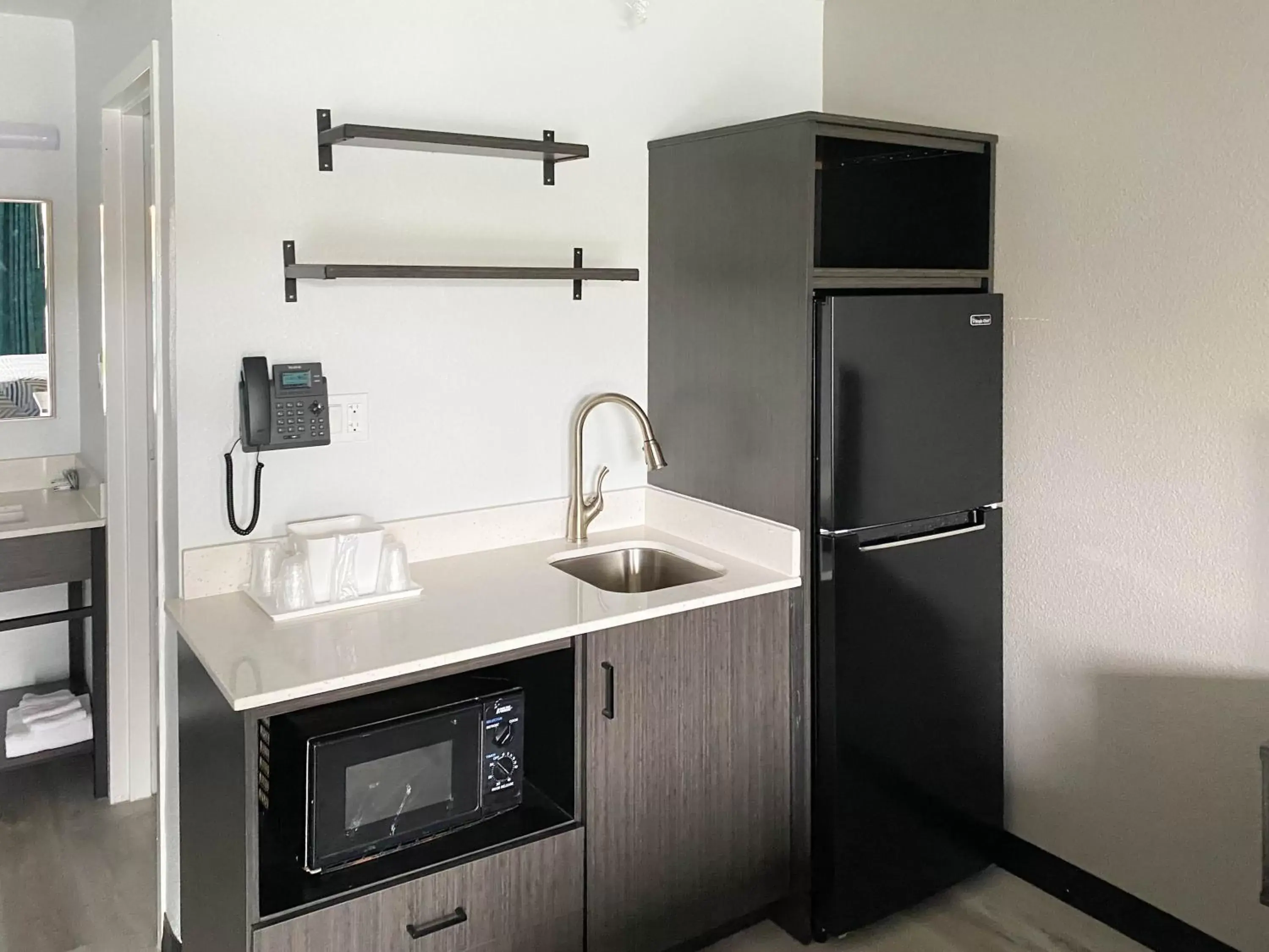 King Room - Disability Access - Non-Smoking in Studio 6 Rosenberg TX King Room - Disability Access - Non-Smoking in Studio 6 Rosenberg TX