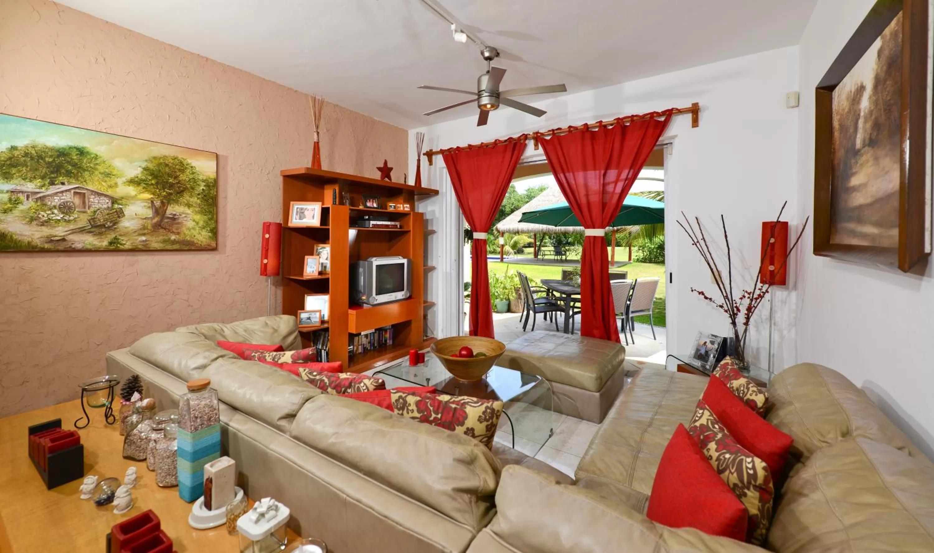 Photo of the whole room, Seating Area in B&B Mom's House