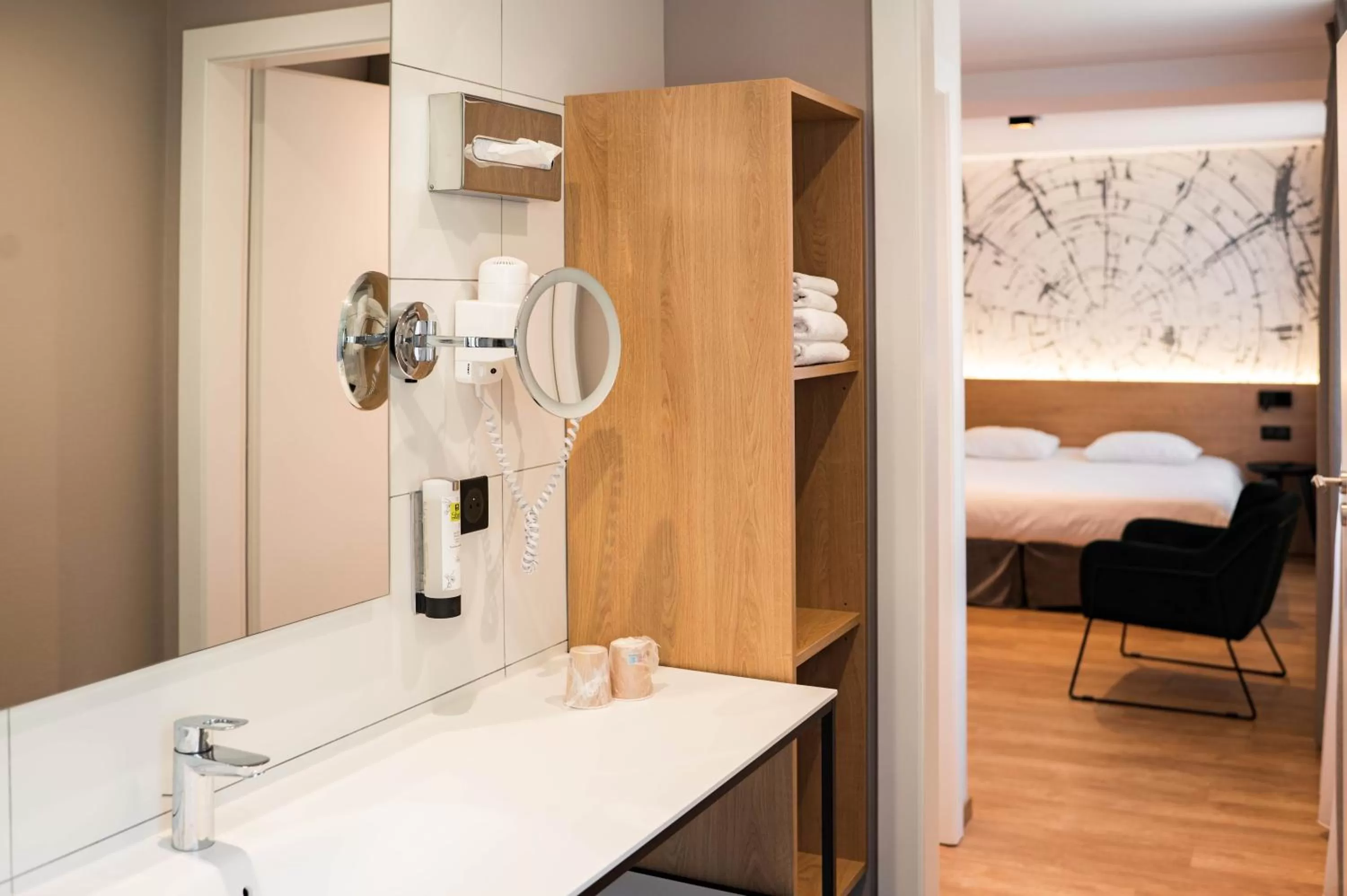 Photo of the whole room, Bed in L'AO Hôtel & Restaurant L'Aigle d'Or