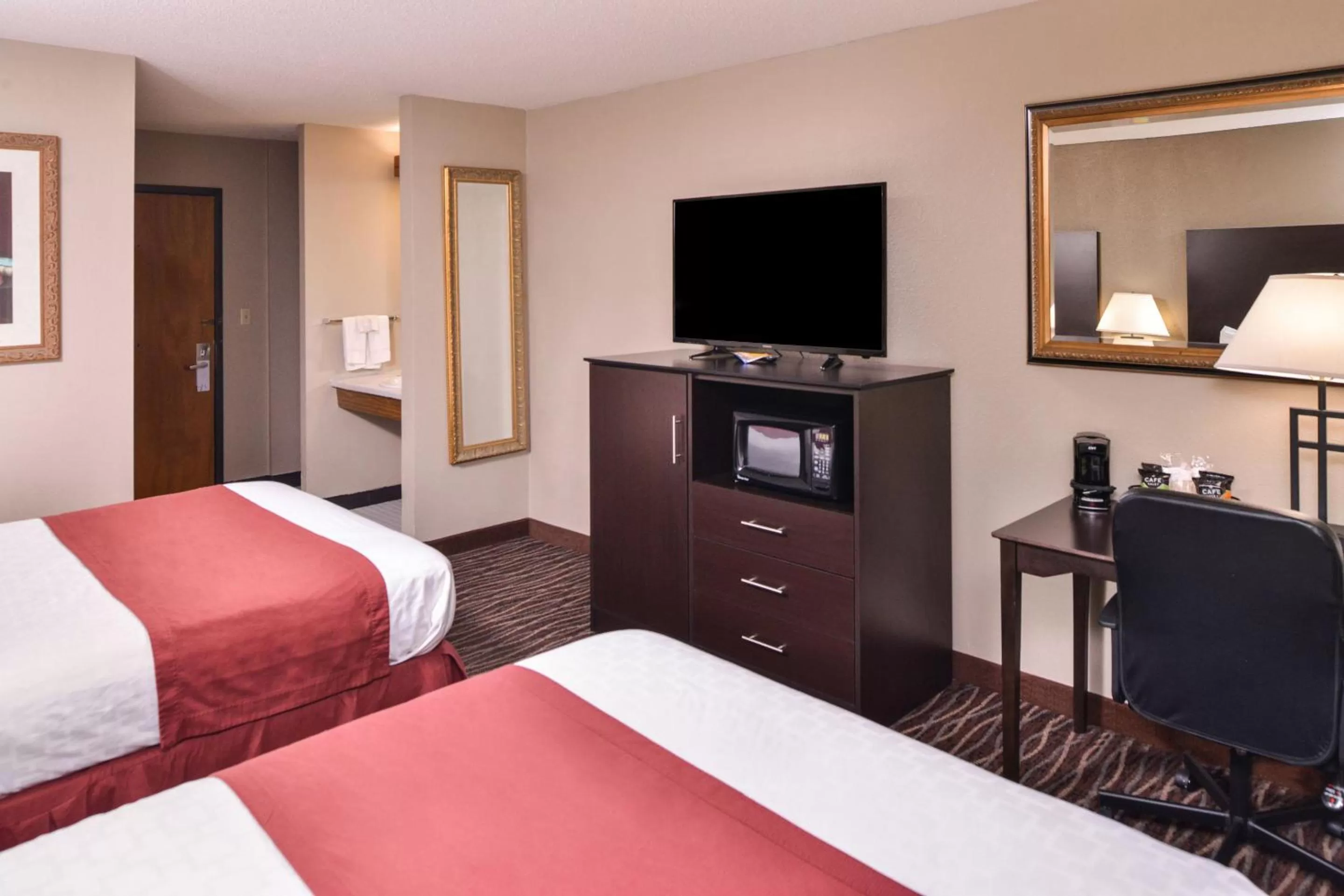 Photo of the whole room, Bed in Baymont by Wyndham Sioux Falls North,I-29,Russell St, Airport