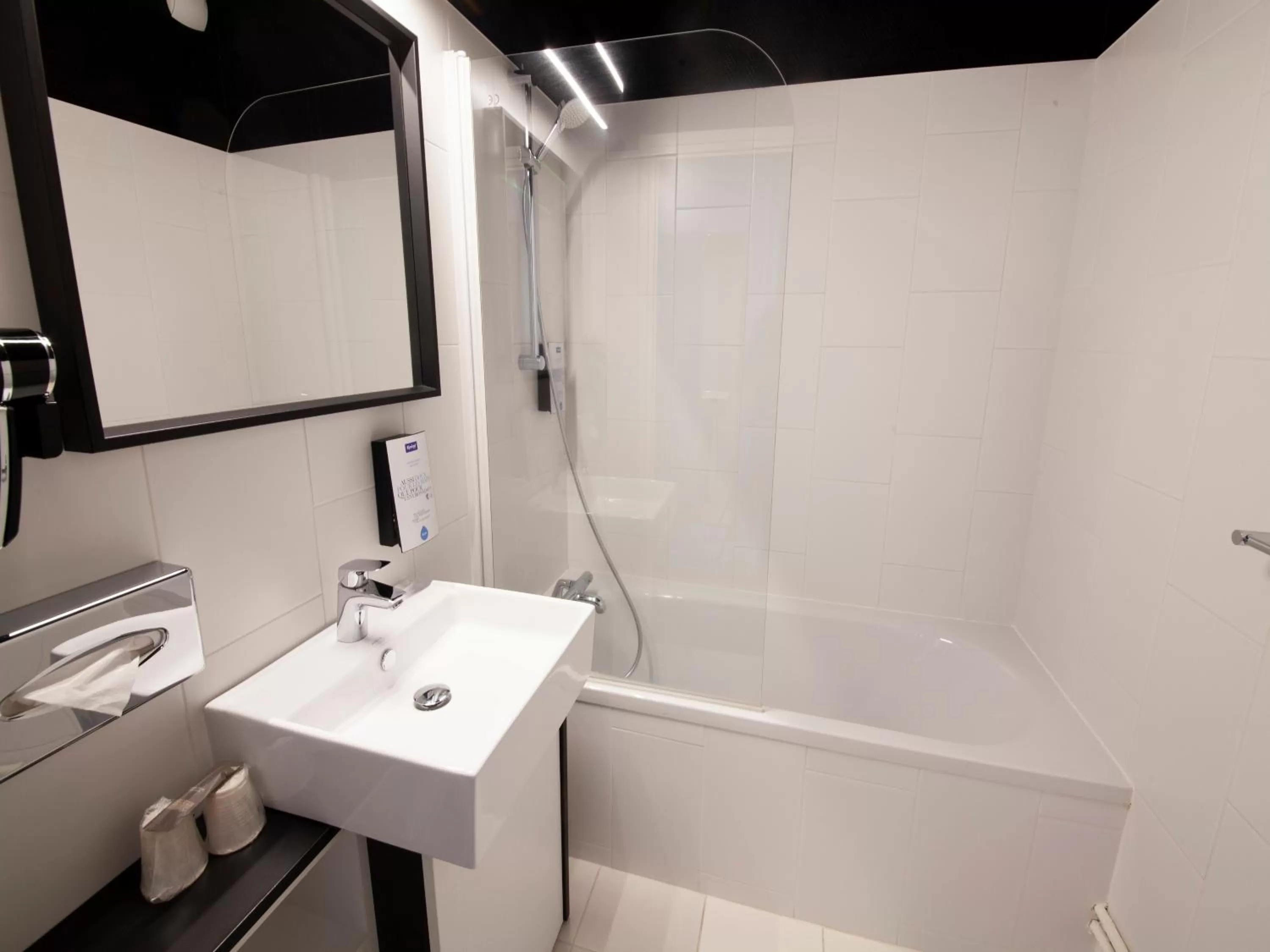 Shower in Kyriad Hotel Clermont Ferrand Centre