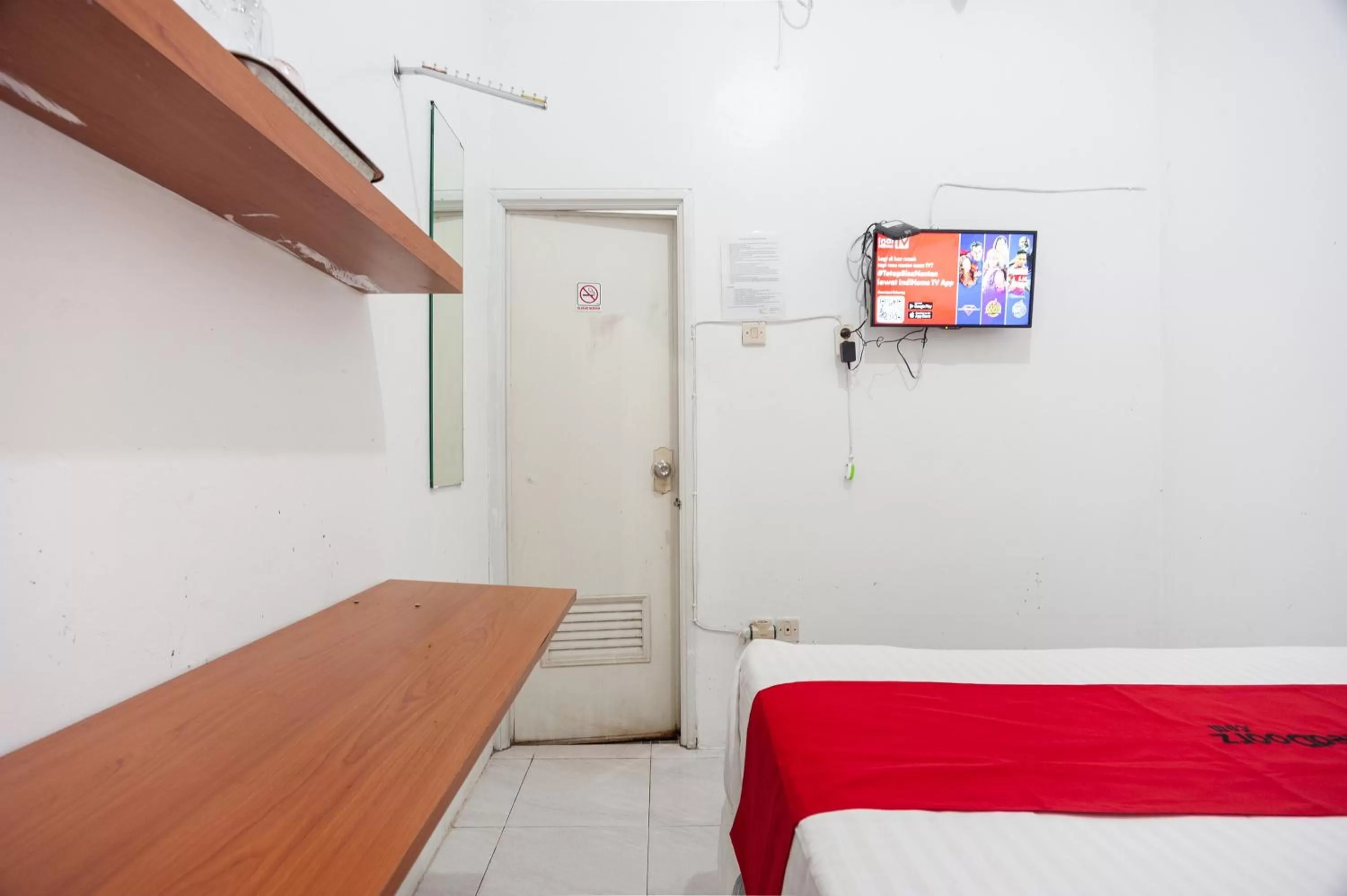 Bed in RedDoorz Syariah near PGC Cililitan